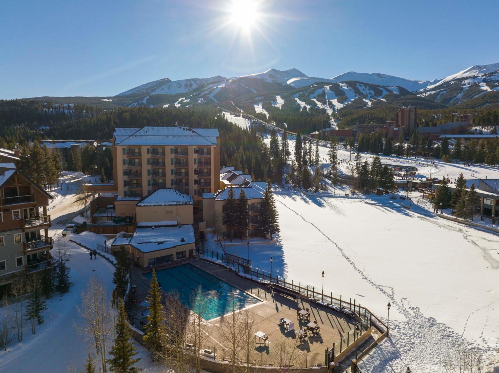 Aparthotel New! Marriott Slope View & Summer Luxury Sleeps 4 Full Kitchen, Amenities & Paid Parking Breckenridge