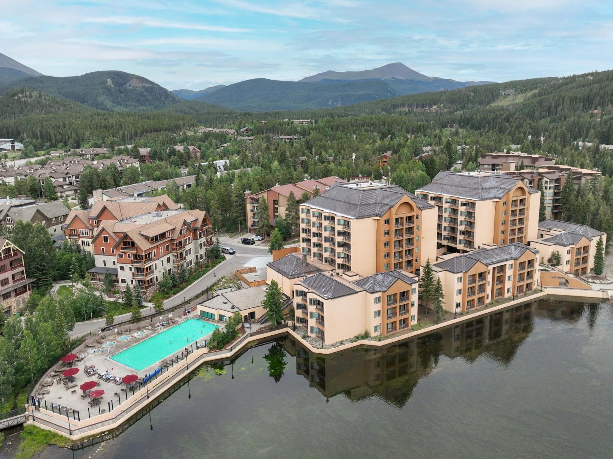 Aparthotel New! Marriott Slope View & Summer Luxury Sleeps 4 Full Kitchen, Amenities & Paid Parking Breckenridge