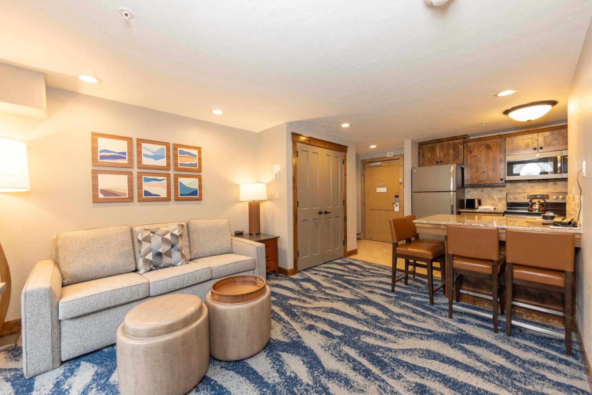 New! Marriott Slope View & Summer Luxury Sleeps 4 Full Kitchen, Amenities & Paid Parking Aparthotel
