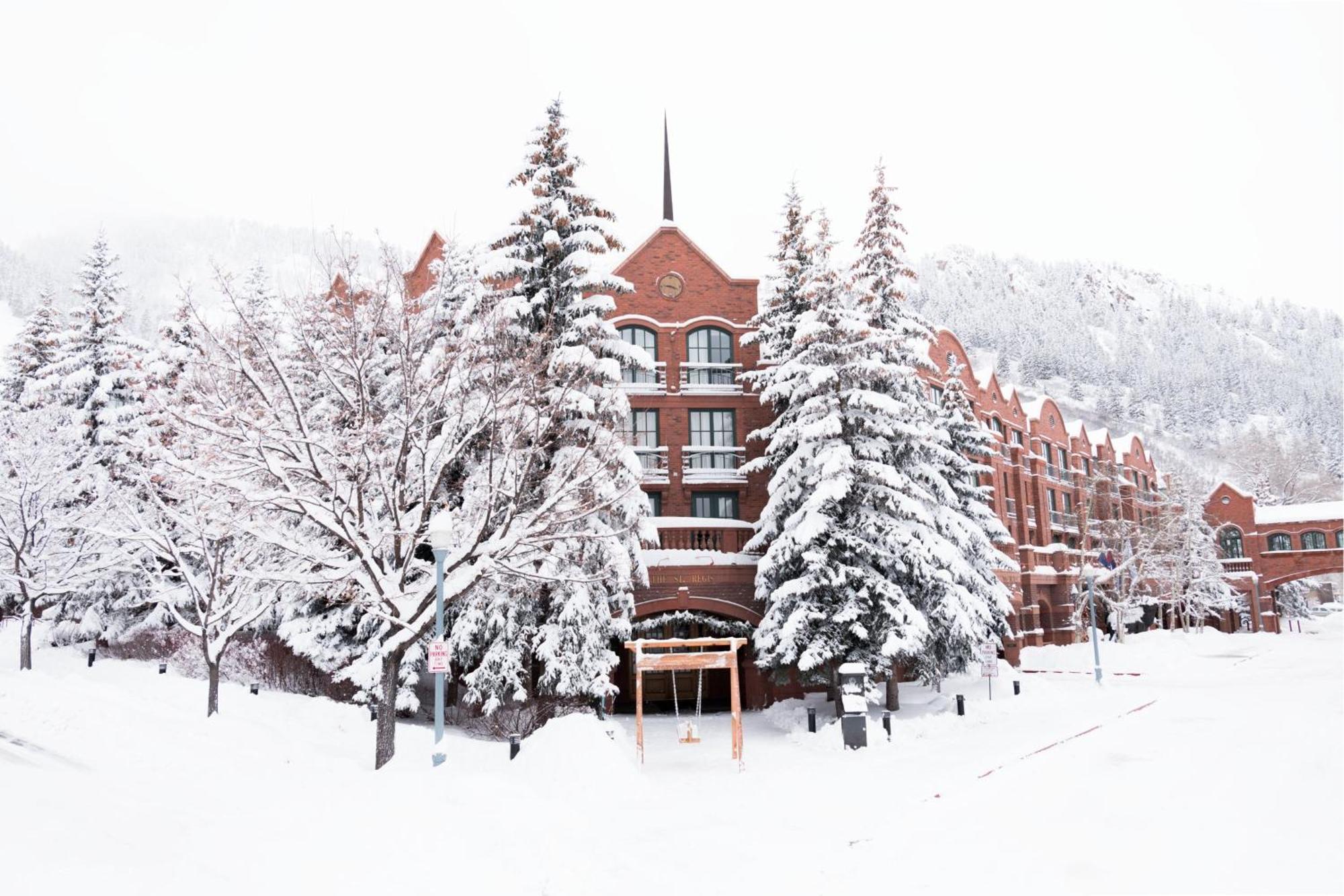 St. Regis Club, Hotel