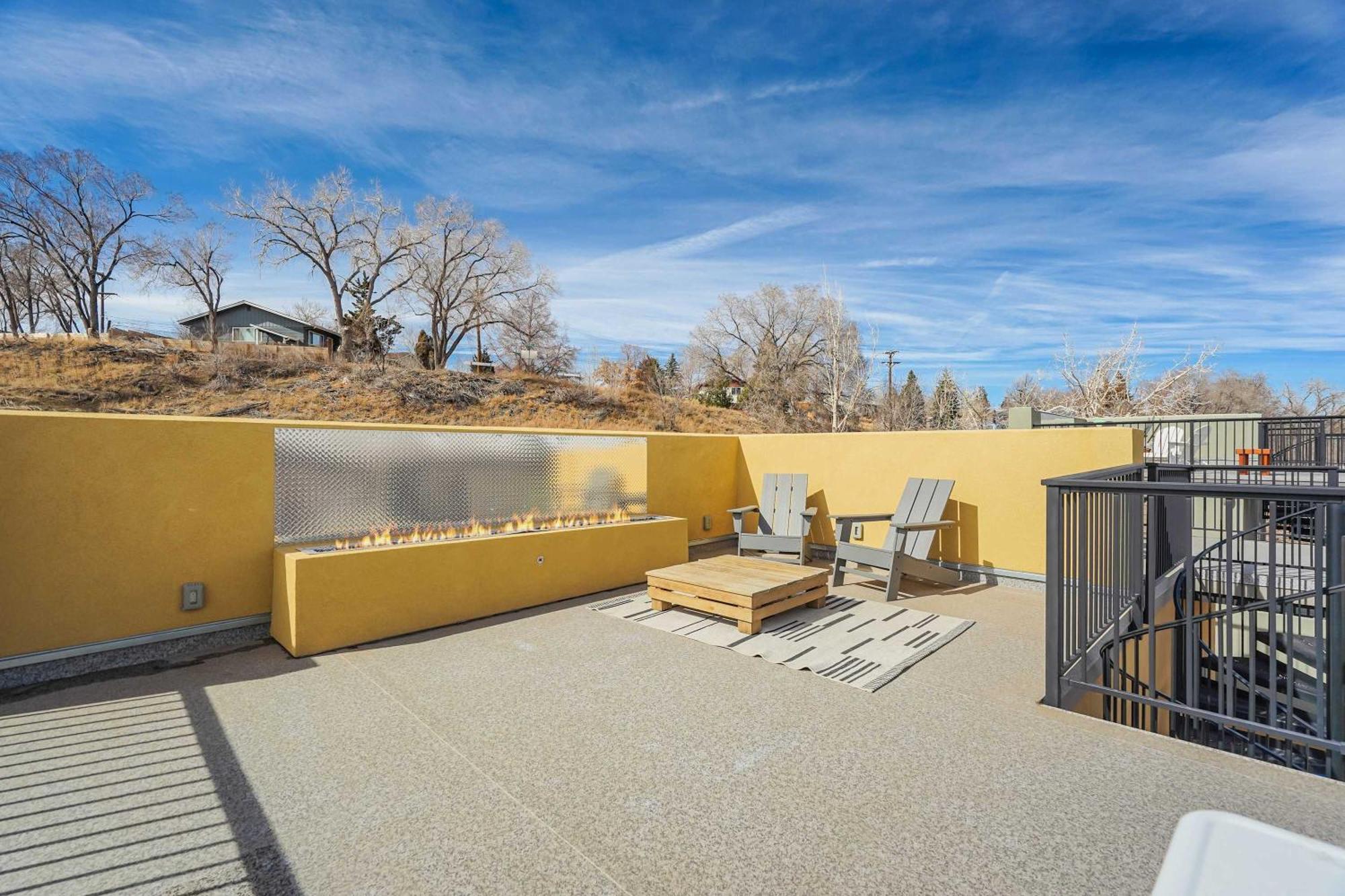 The Chestnut Downtown Rooftop Deck W Firepit Holiday home