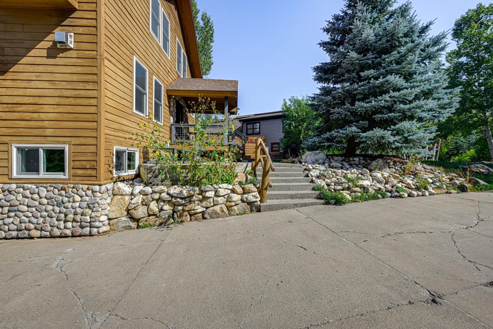 Duplex In Quiet Family Neighborhood 1 Mi To Skiing