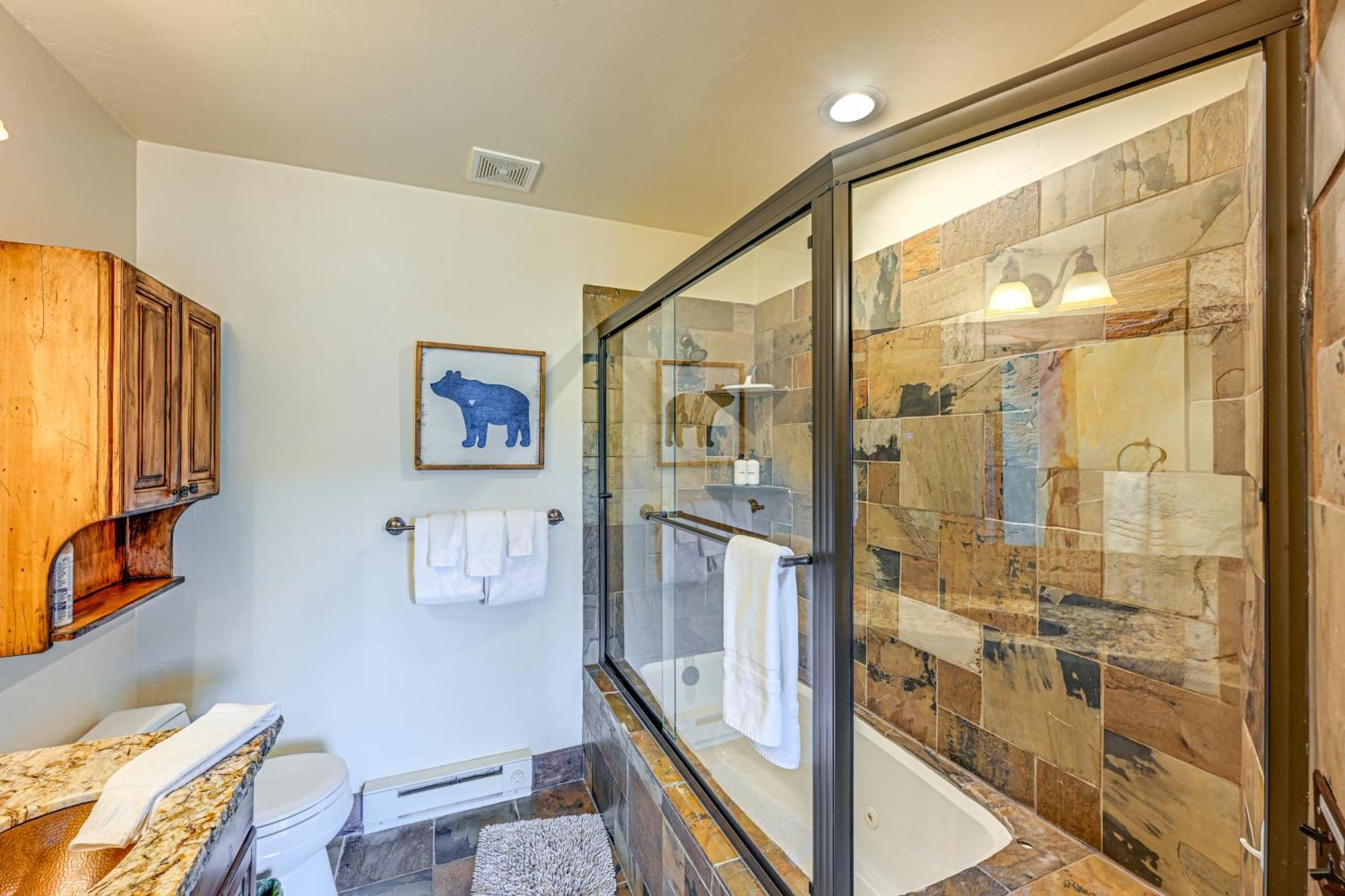 Duplex In Quiet Family Neighborhood 1 Mi To Skiing