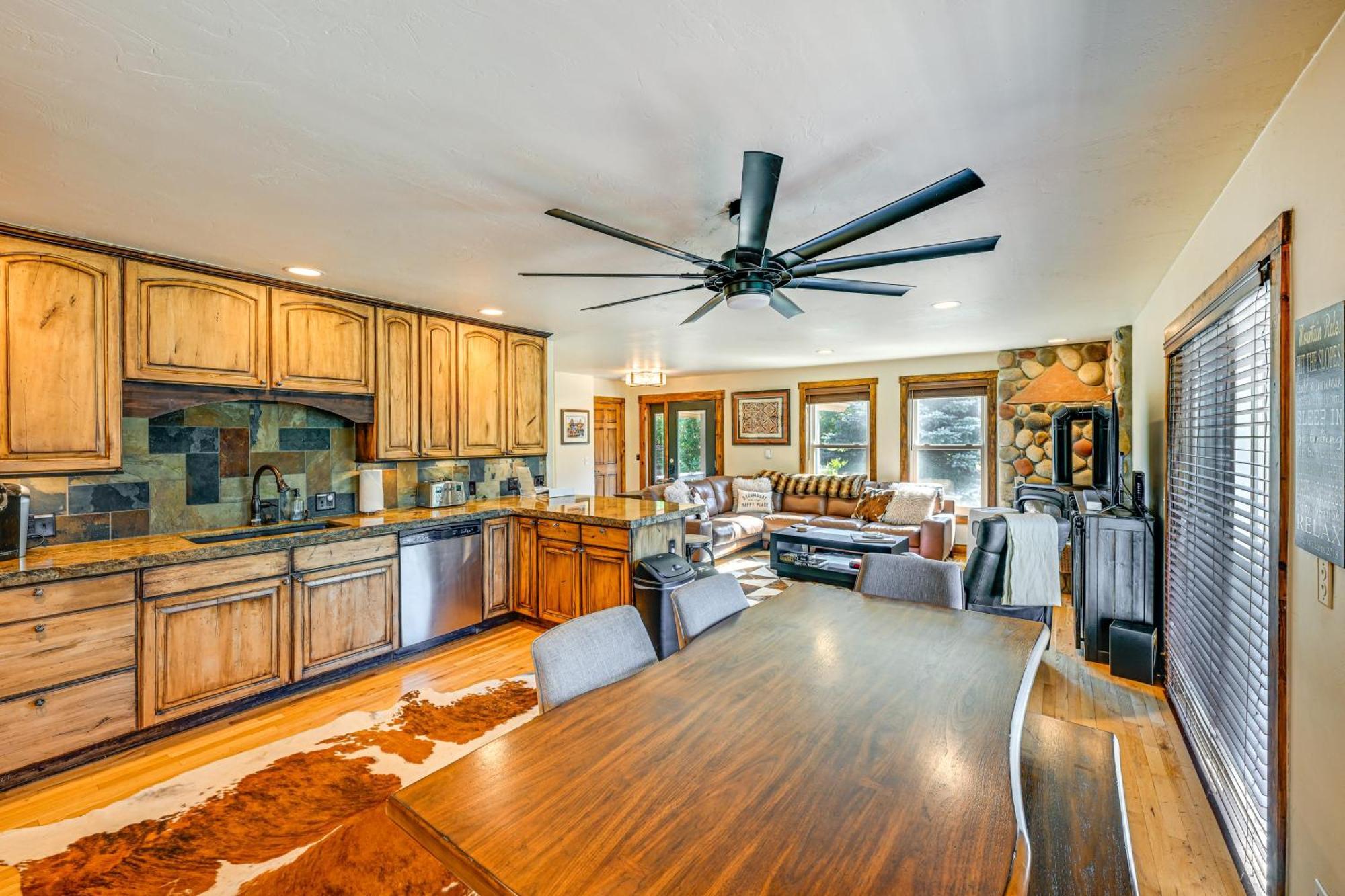 Duplex In Quiet Family Neighborhood 1 Mi To Skiing
