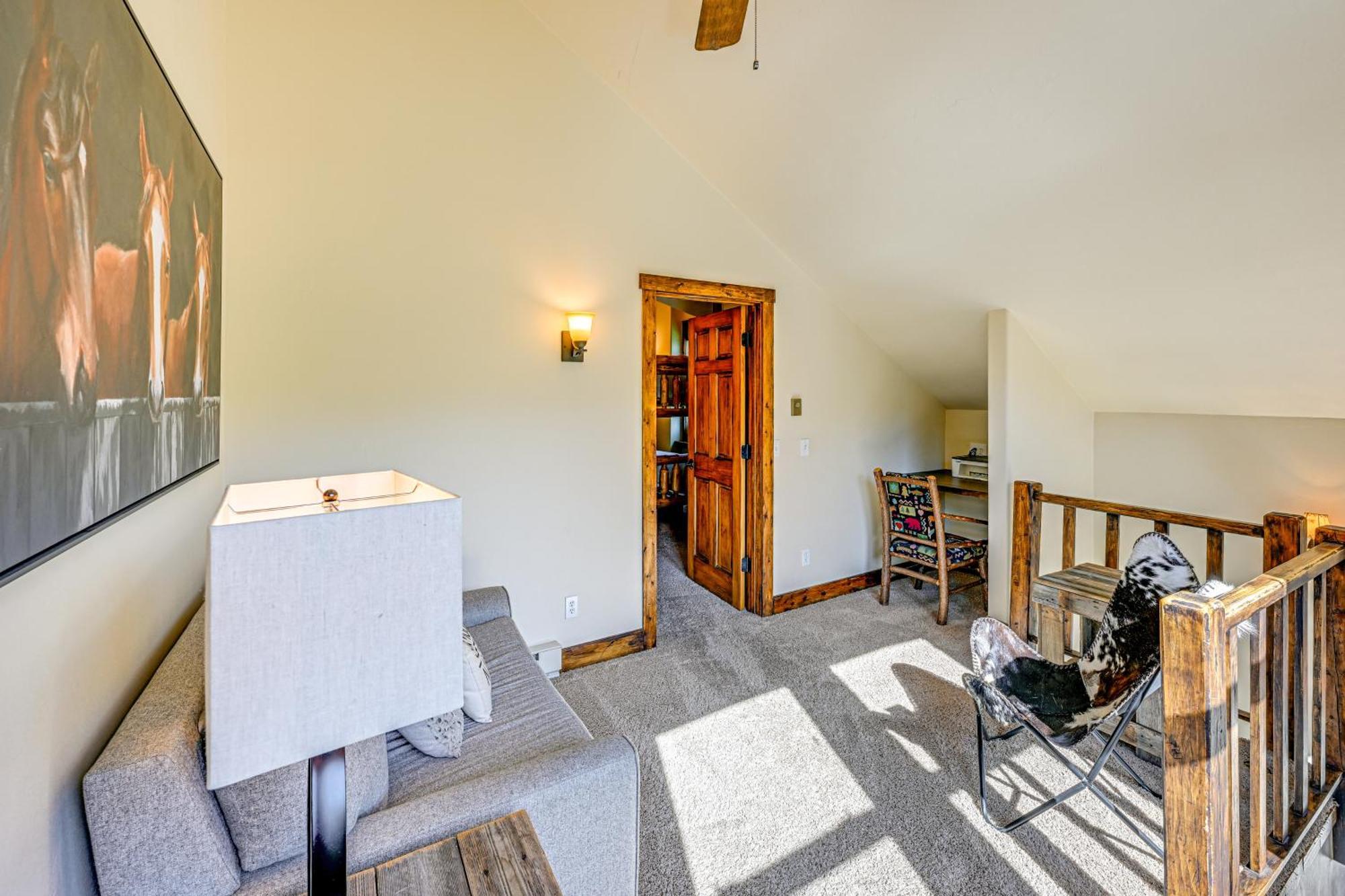 Duplex In Quiet Family Neighborhood 1 Mi To Skiing *