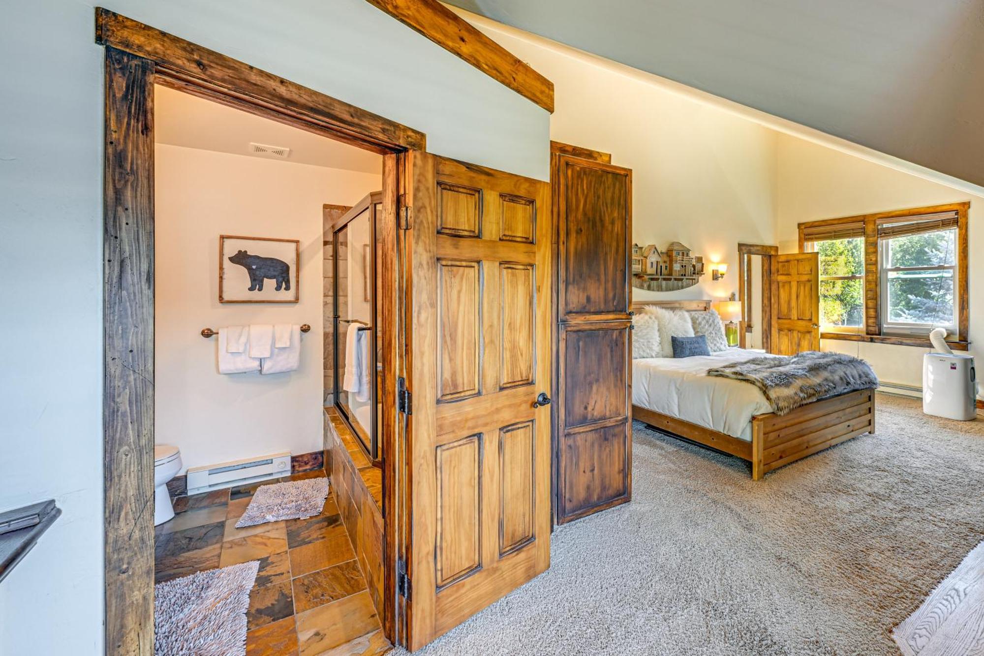 Duplex In Quiet Family Neighborhood 1 Mi To Skiing
