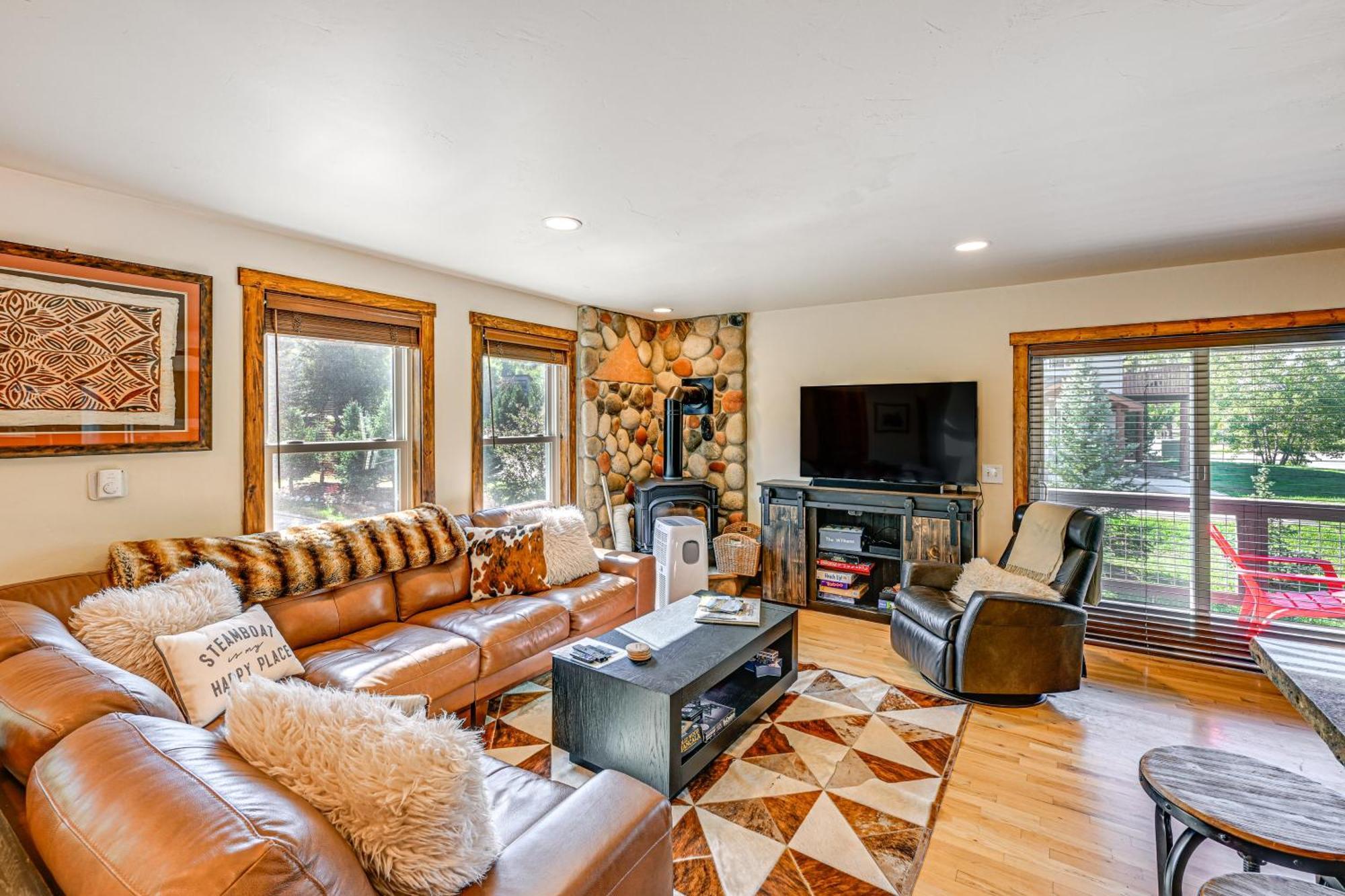 Duplex In Quiet Family Neighborhood 1 Mi To Skiing