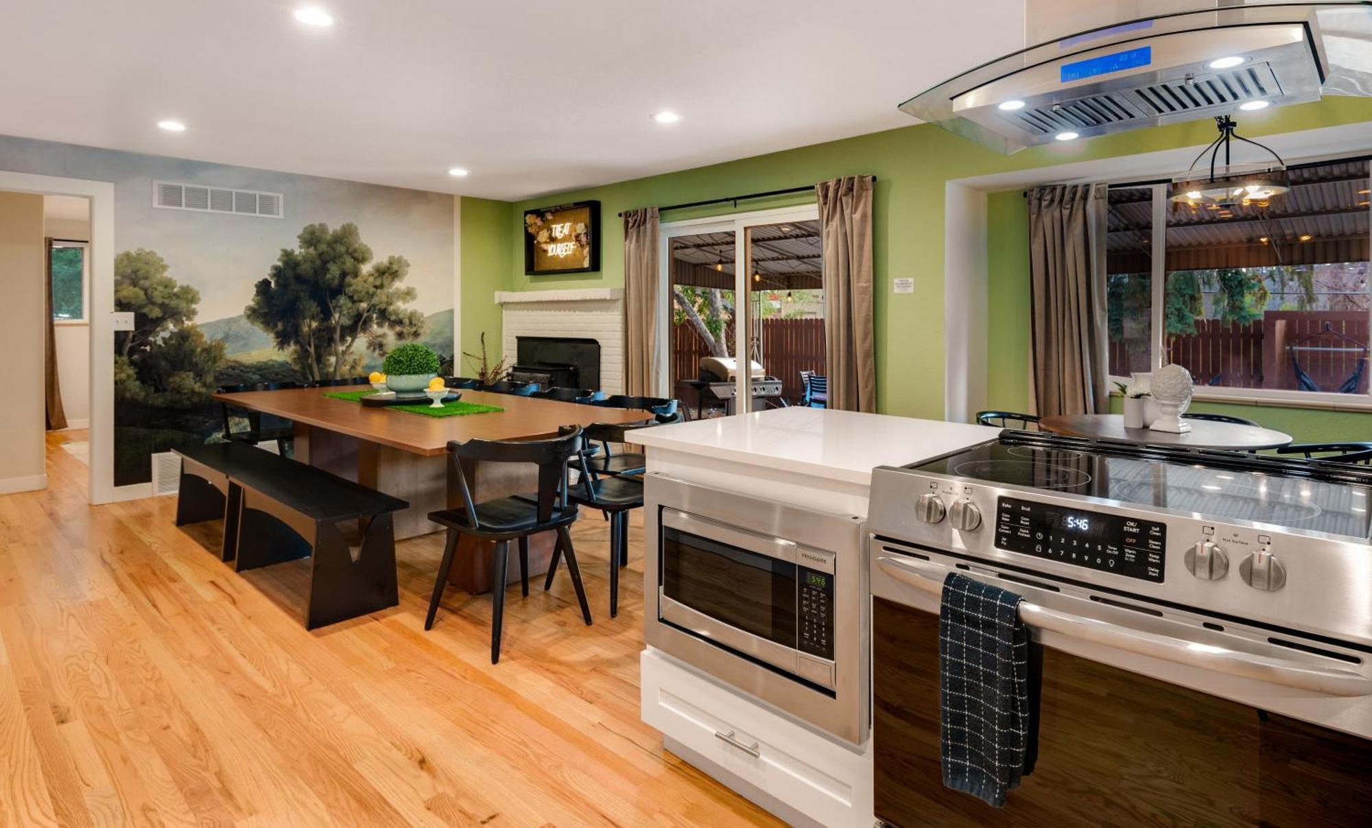 Mid Summer Night's Dream W Hot Tub Theater Game Holiday home Arvada