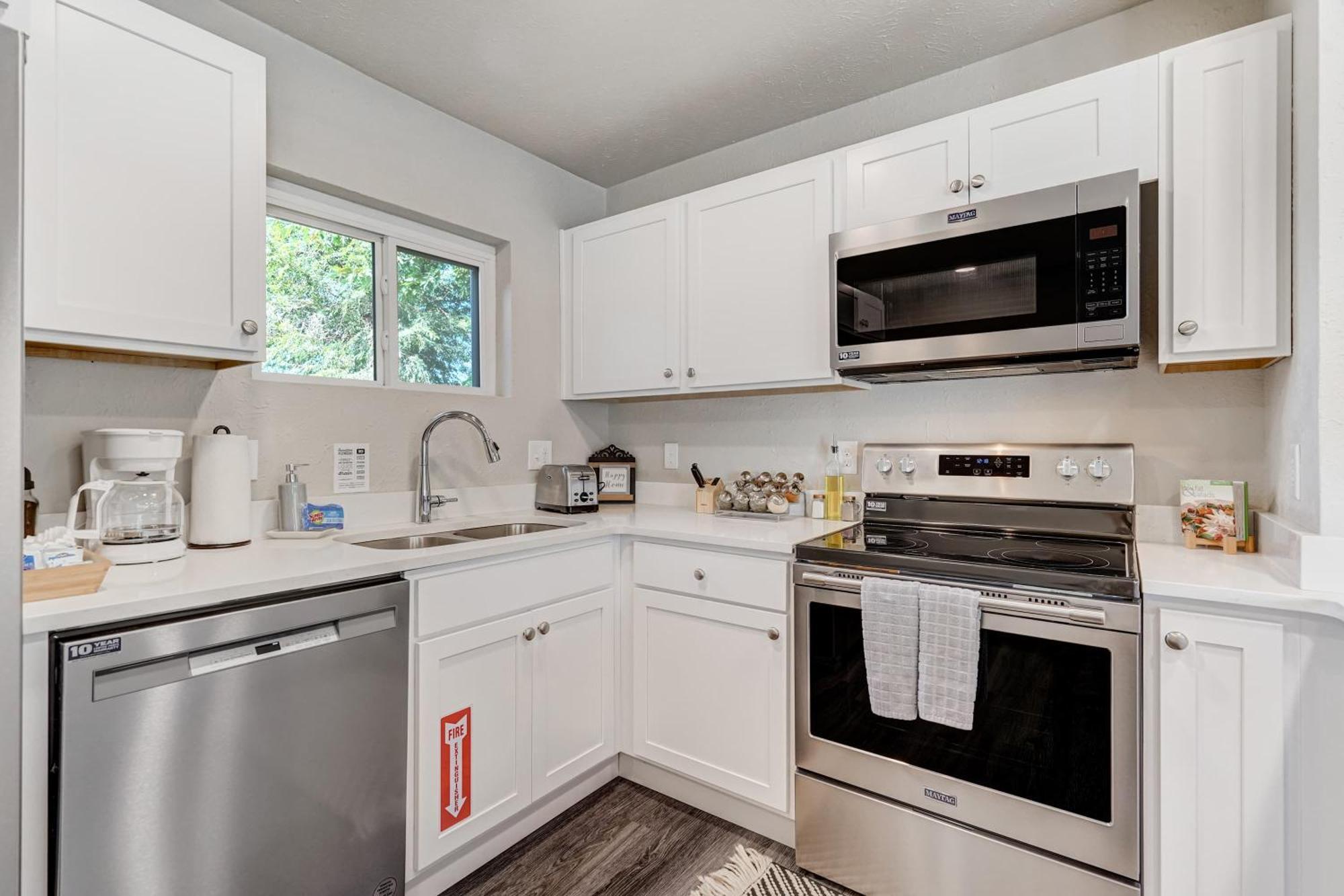 Newly Built 3bd Retreat W Mtn Views & Game Holiday home *