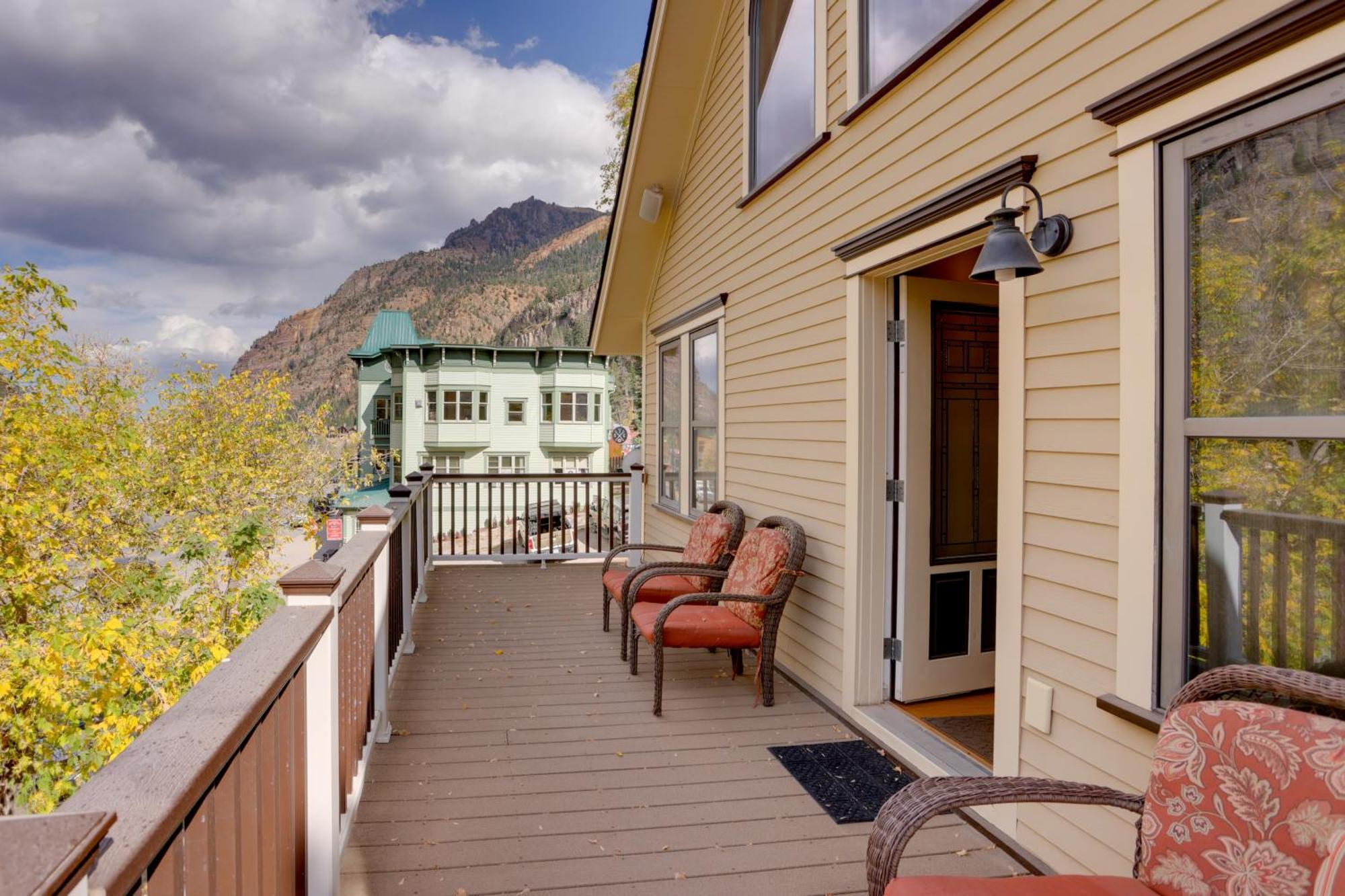 On Main Street Getaway With Mountain Views! Holiday home