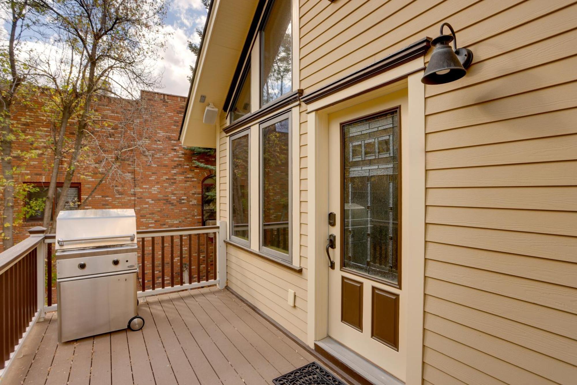 On Main Street Getaway With Mountain Views! Holiday home *