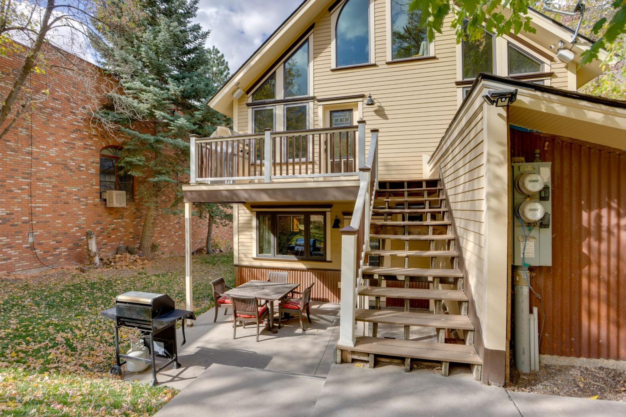 On Main Street Getaway With Mountain Views! Holiday home Ouray