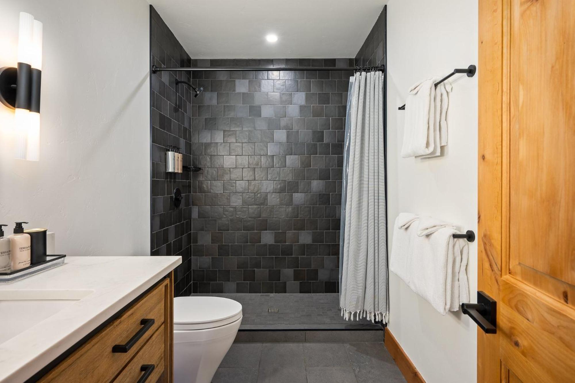 Luxury 1040 Next To Hot Tub Great Views Price 500 Dollars In Free Activities Daily *