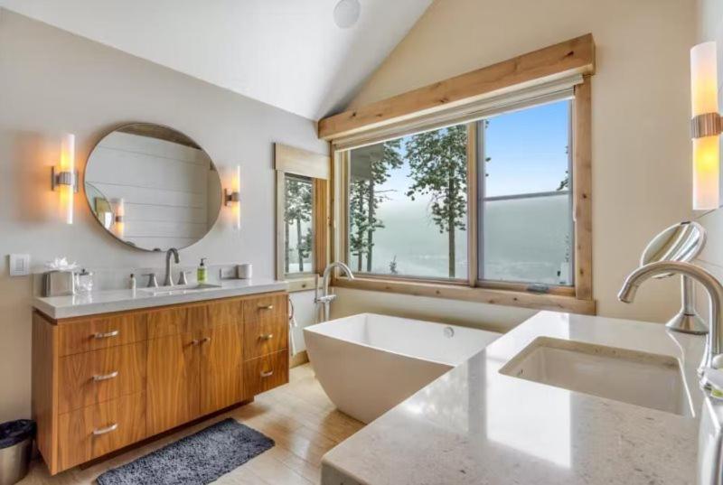 Luxurious 6-bedroom Ski-in-ski-out Home, Very Spacious, With Private Hot Tub And Game Room, Holiday home