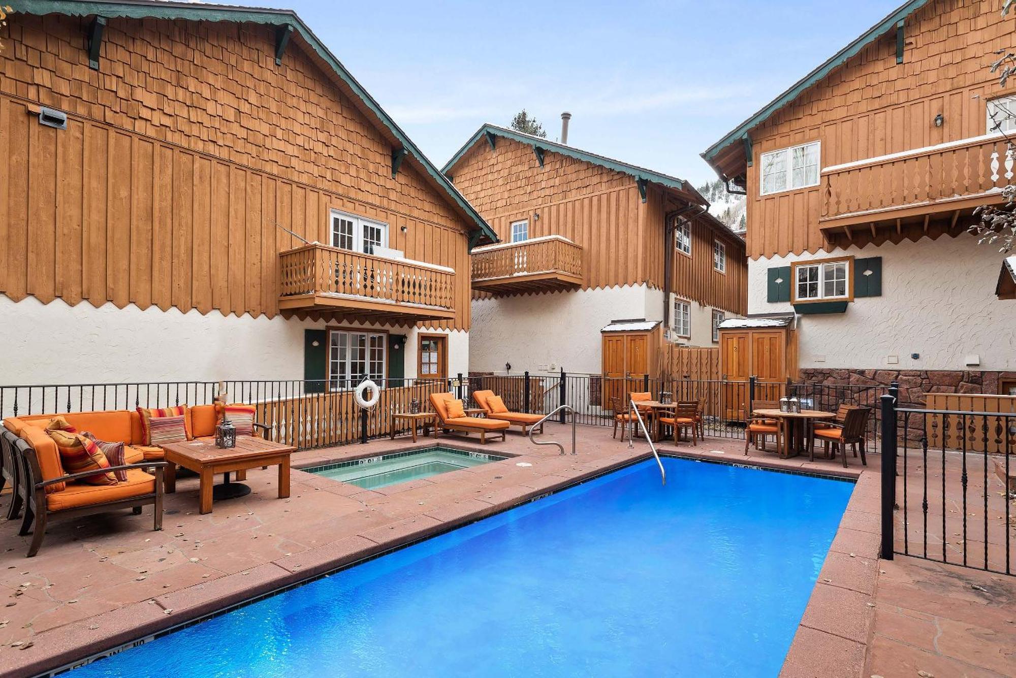Ac, Updated 4 Bedroom 4-5 Ba Townhouse, Pool *