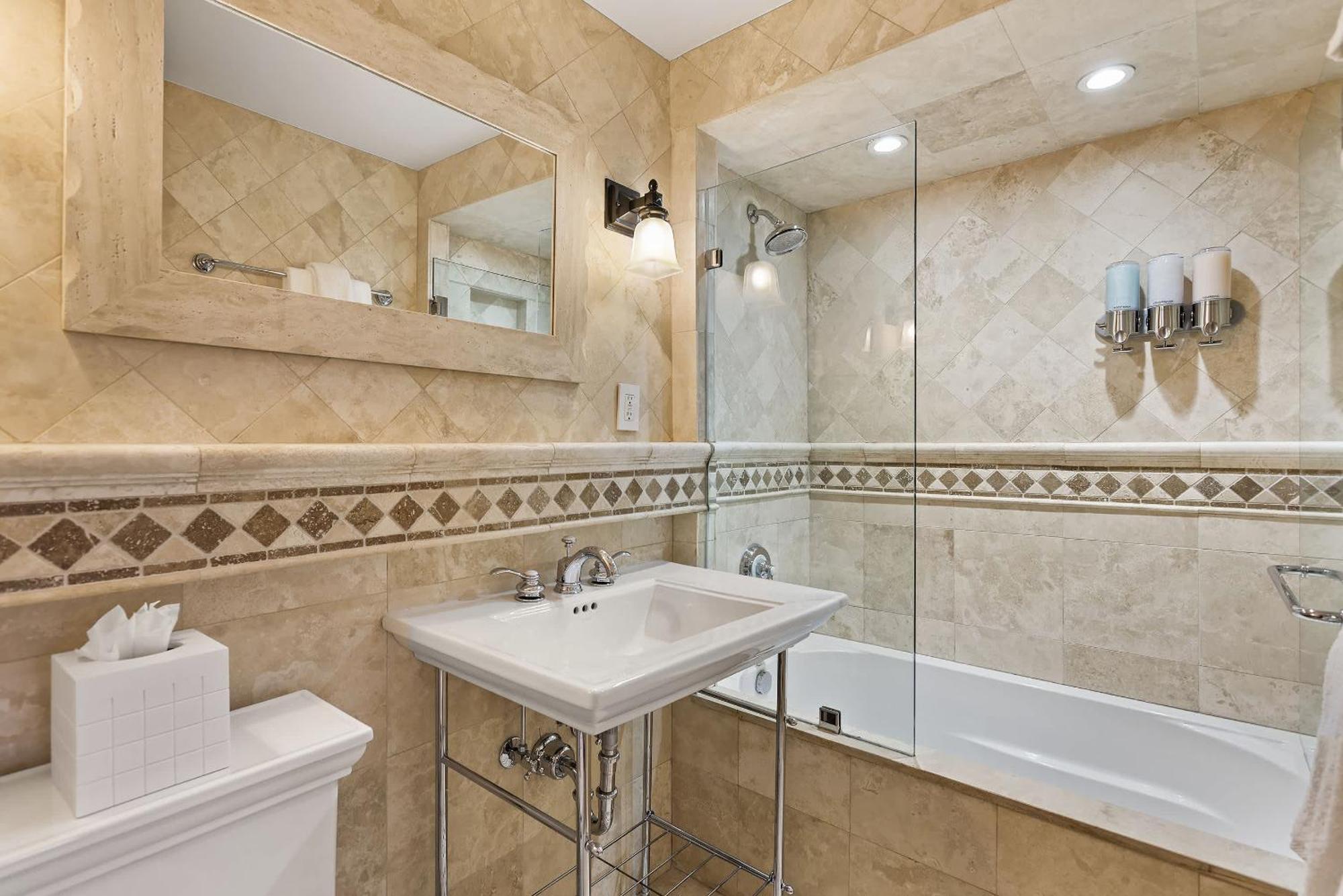 Casa de férias Ac, Updated 4 Bedroom 4-5 Ba Townhouse, Pool *