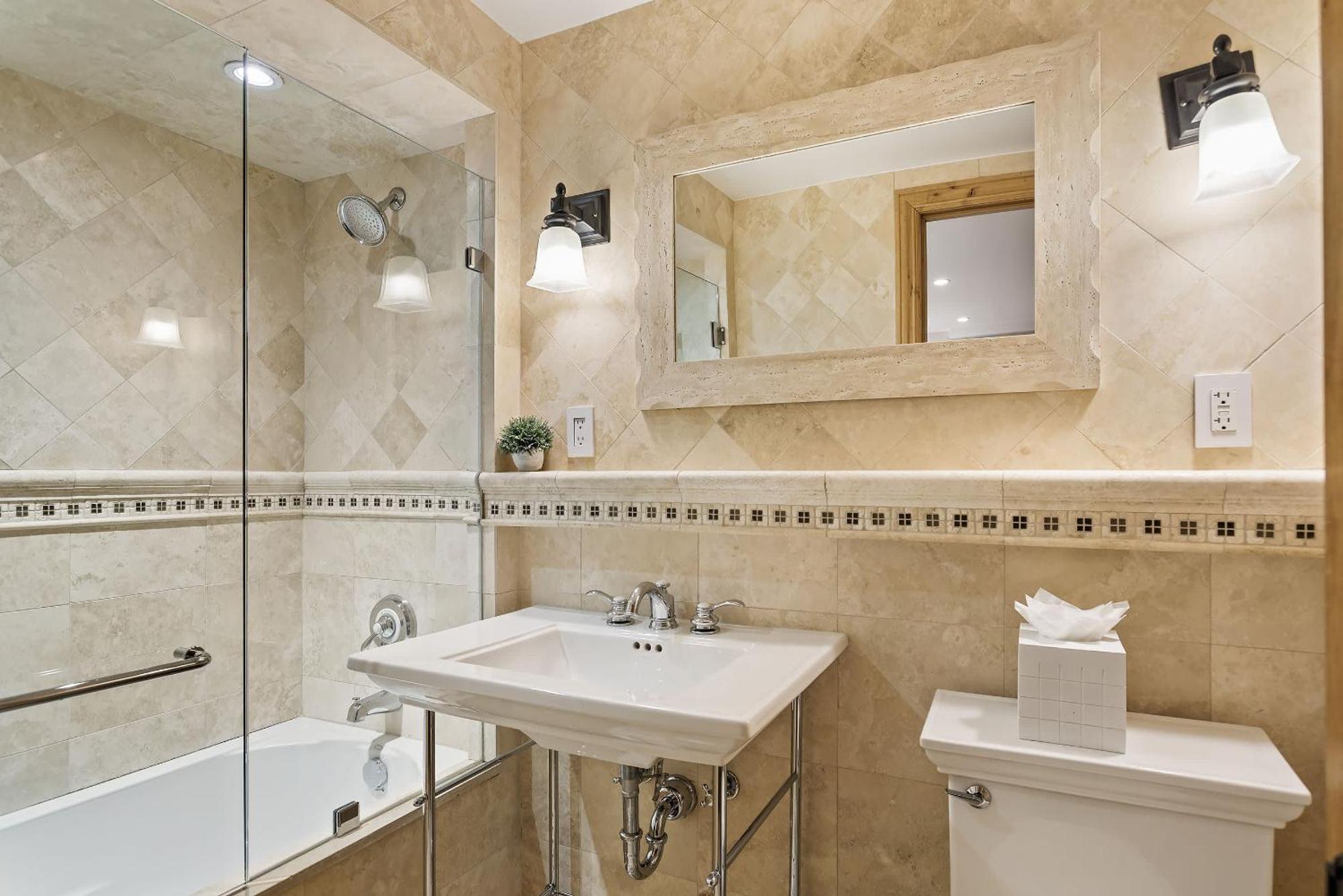 Ac, Updated 4 Bedroom 4-5 Ba Townhouse, Pool *