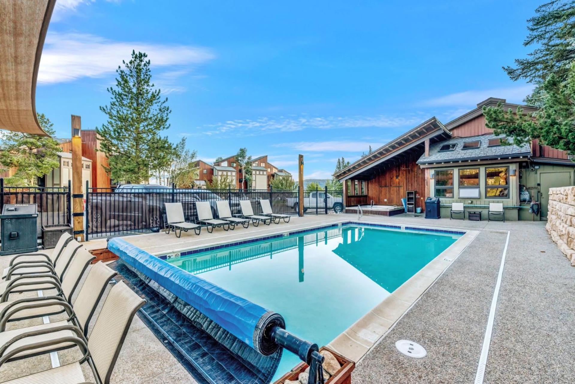The West 3324 Updated 2 Bedroom Loft With Easy Walk To Gondolas, Views, Amenities *