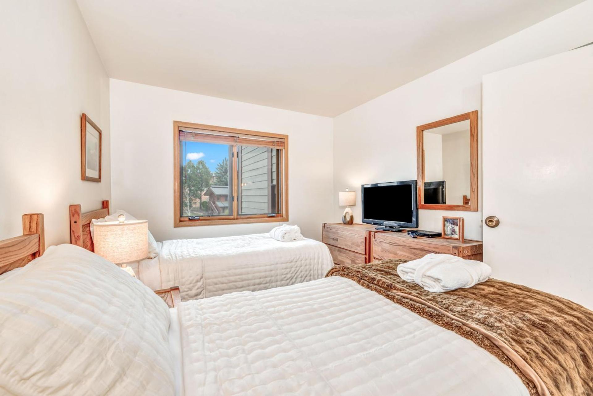 The West 3324 Updated 2 Bedroom Loft With Easy Walk To Gondolas, Views, Amenities Steamboat Springs