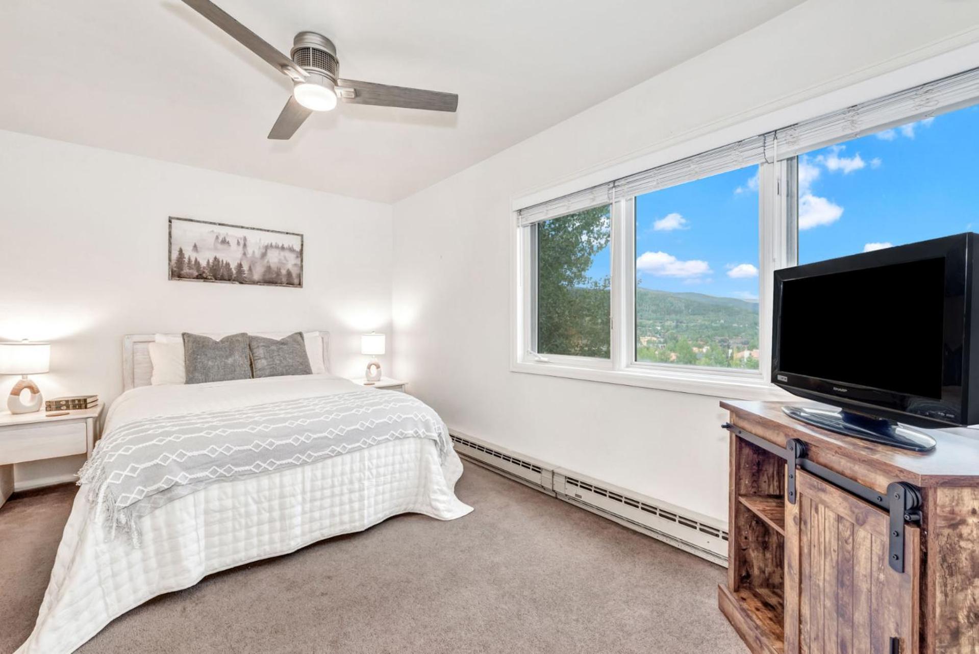The West 3324 Updated 2 Bedroom Loft With Easy Walk To Gondolas, Views, Amenities * Steamboat Springs