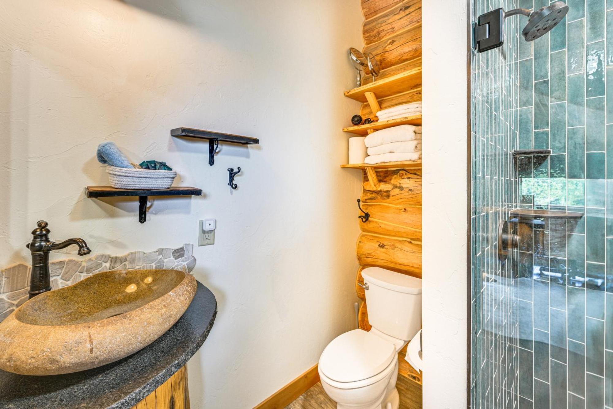 Holiday home Riverfront Retreat With Hot Tub Fish And Hike! *