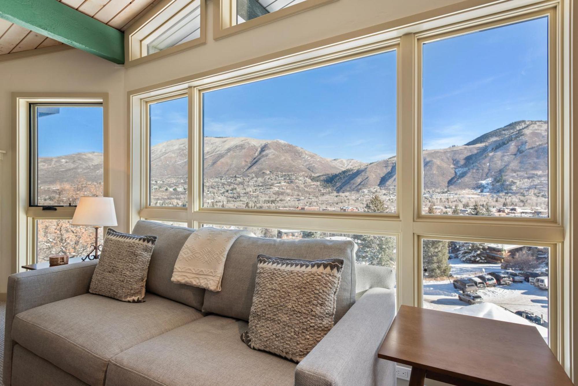 Shadow Mountain Unit 19, Charming Ski-in, Ski-out With Great Views And Pool Access *