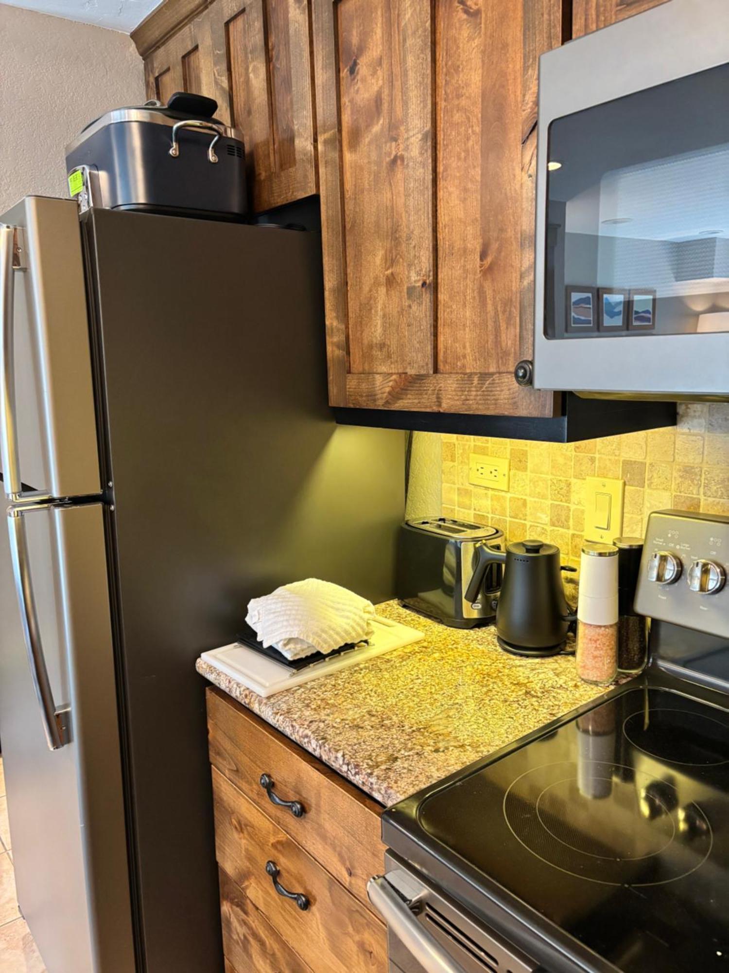 New! Marriott Slope View & Summer Luxury Sleeps 4 Full Kitchen, Amenities & Paid Parking