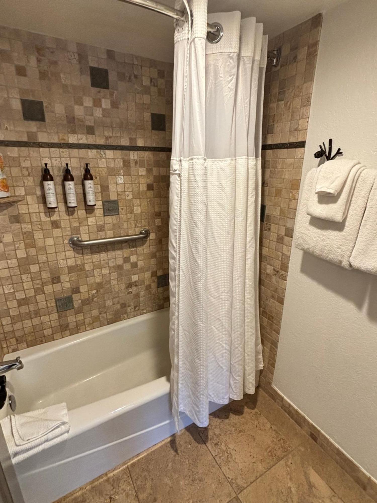 New! Marriott Slope View & Summer Luxury Sleeps 4 Full Kitchen, Amenities & Paid Parking *