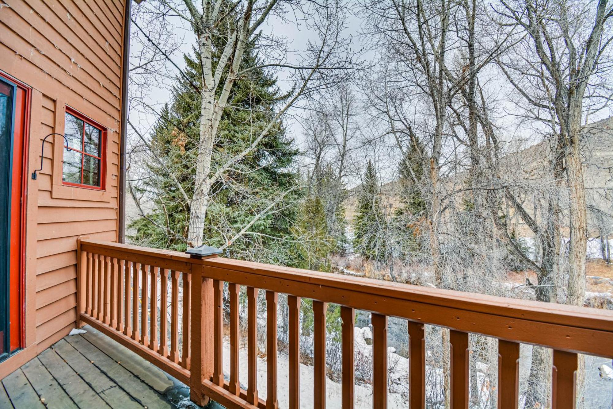 Cozy Retreat With Private Deck And Pool Access! Apartment