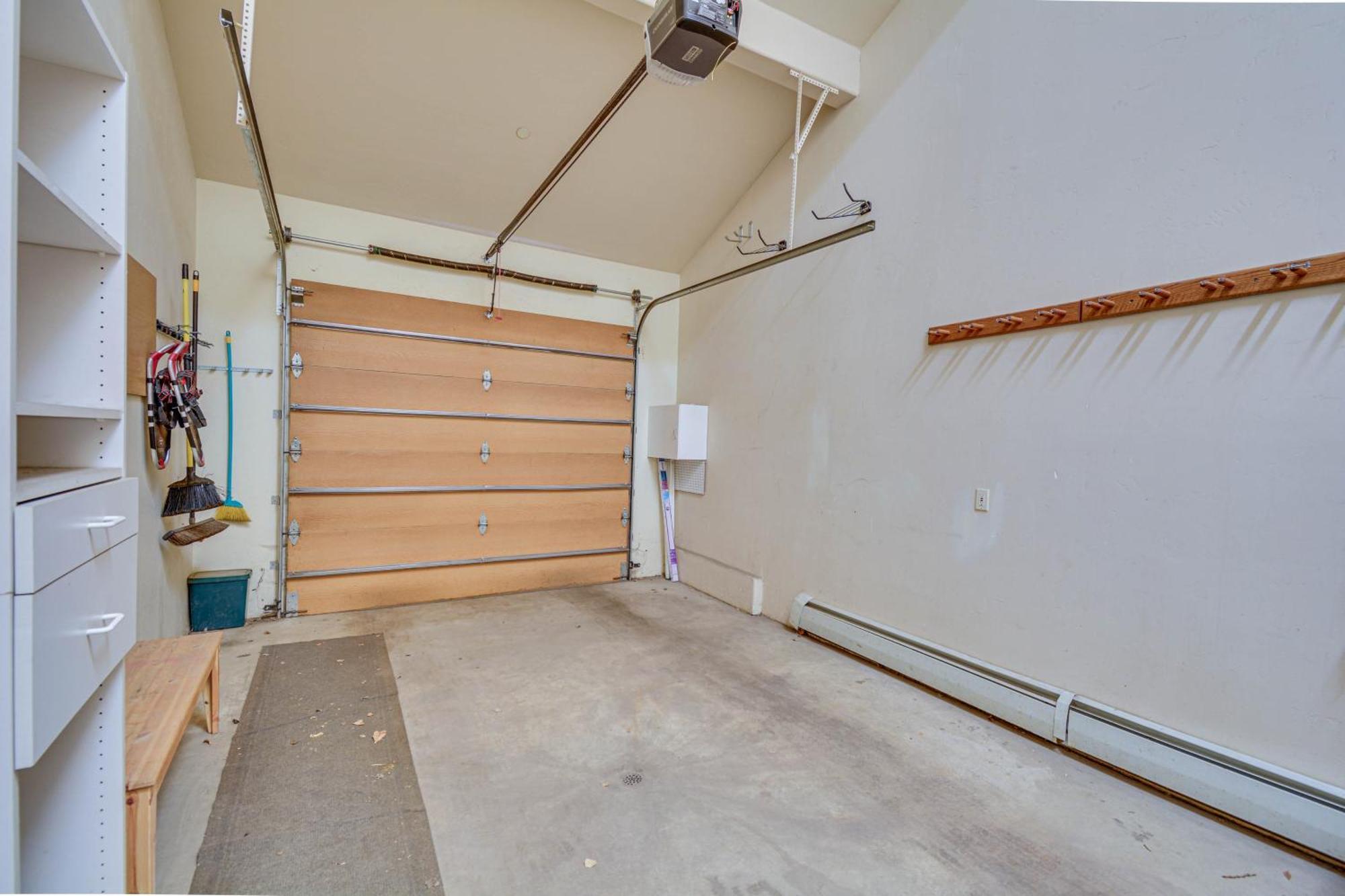 Apartment Cozy Retreat With Private Deck And Pool Access!
