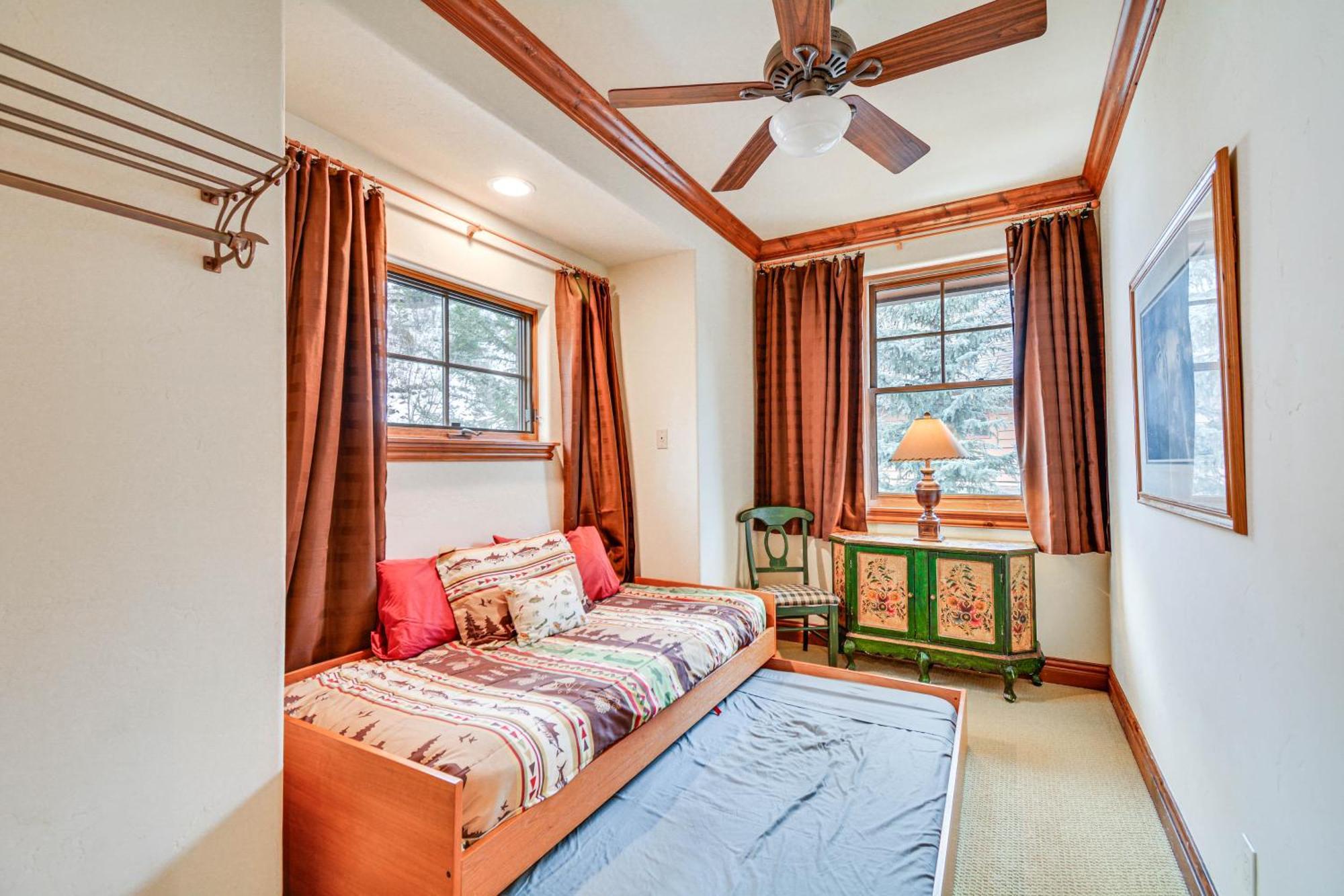 Apartment Cozy Retreat With Private Deck And Pool Access! *