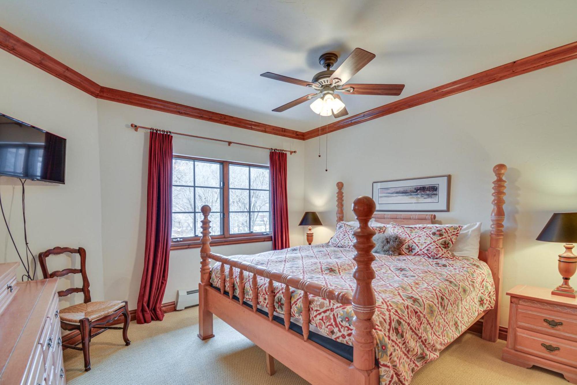 Cozy Retreat With Private Deck And Pool Access! Apartment Avon
