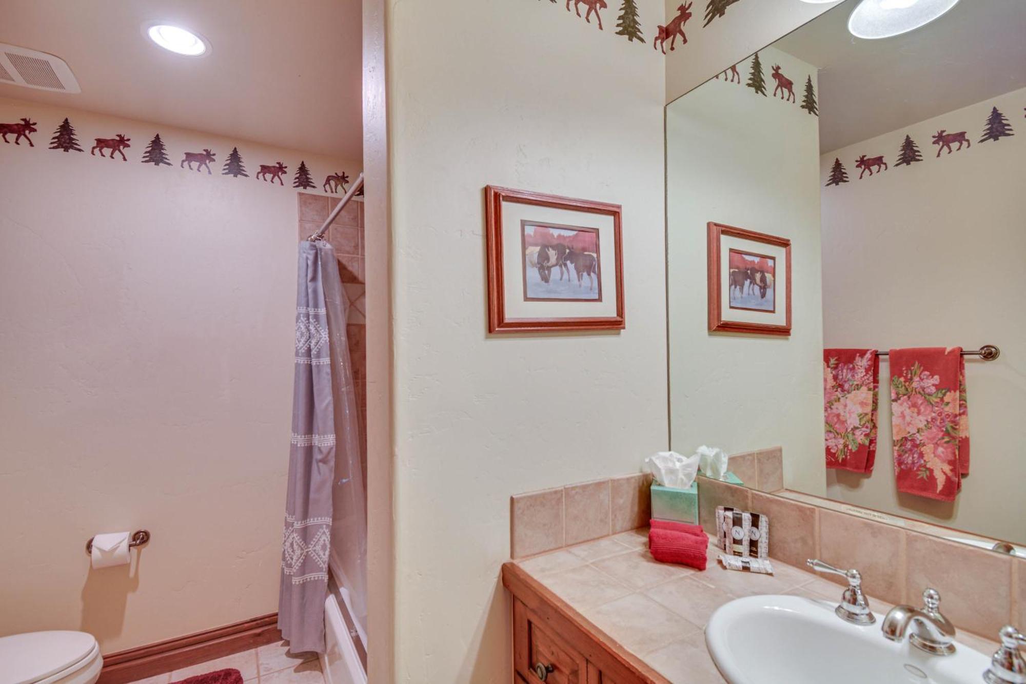 Cozy Retreat With Private Deck And Pool Access! Avon