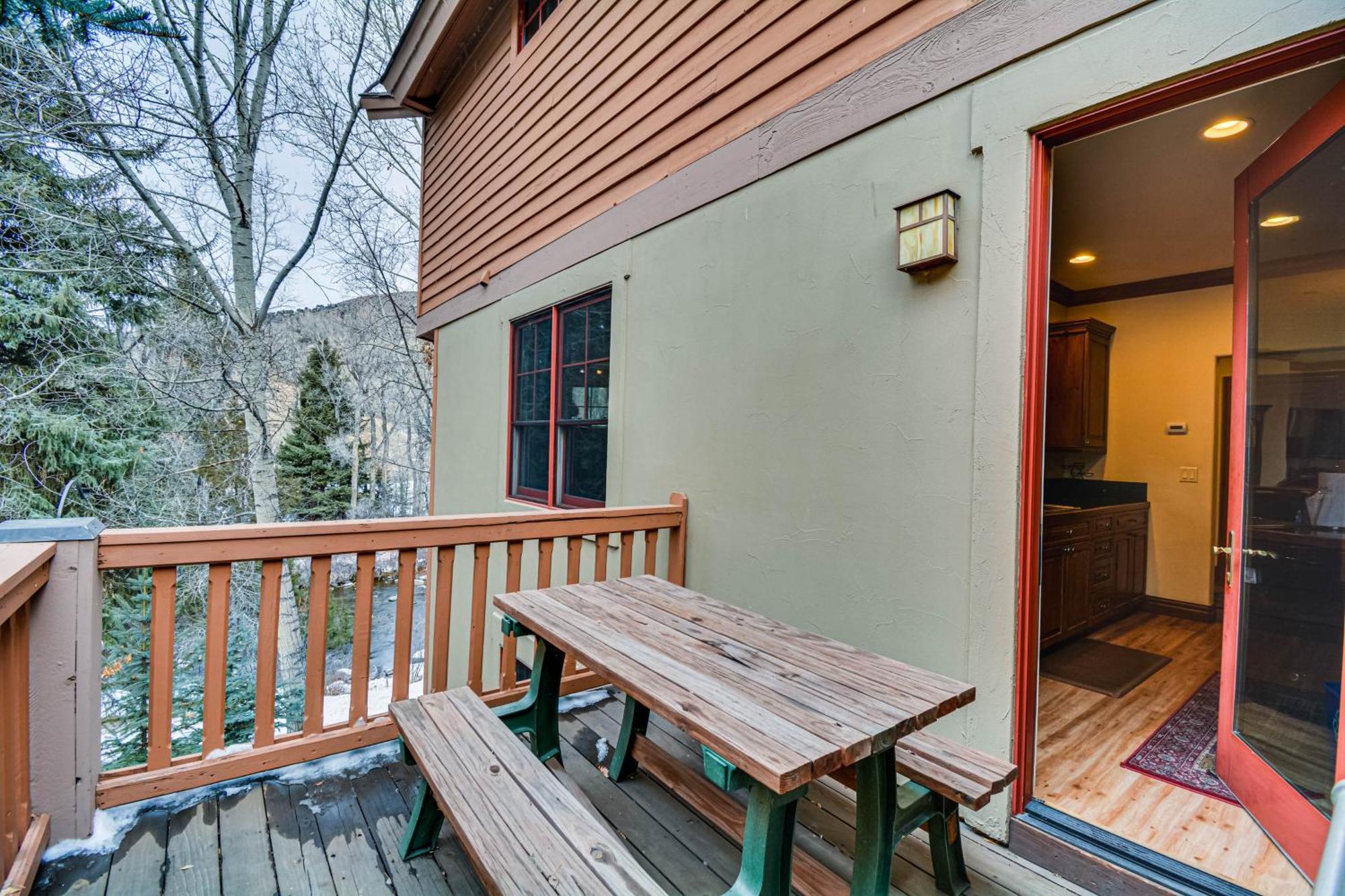Cozy Retreat With Private Deck And Pool Access!