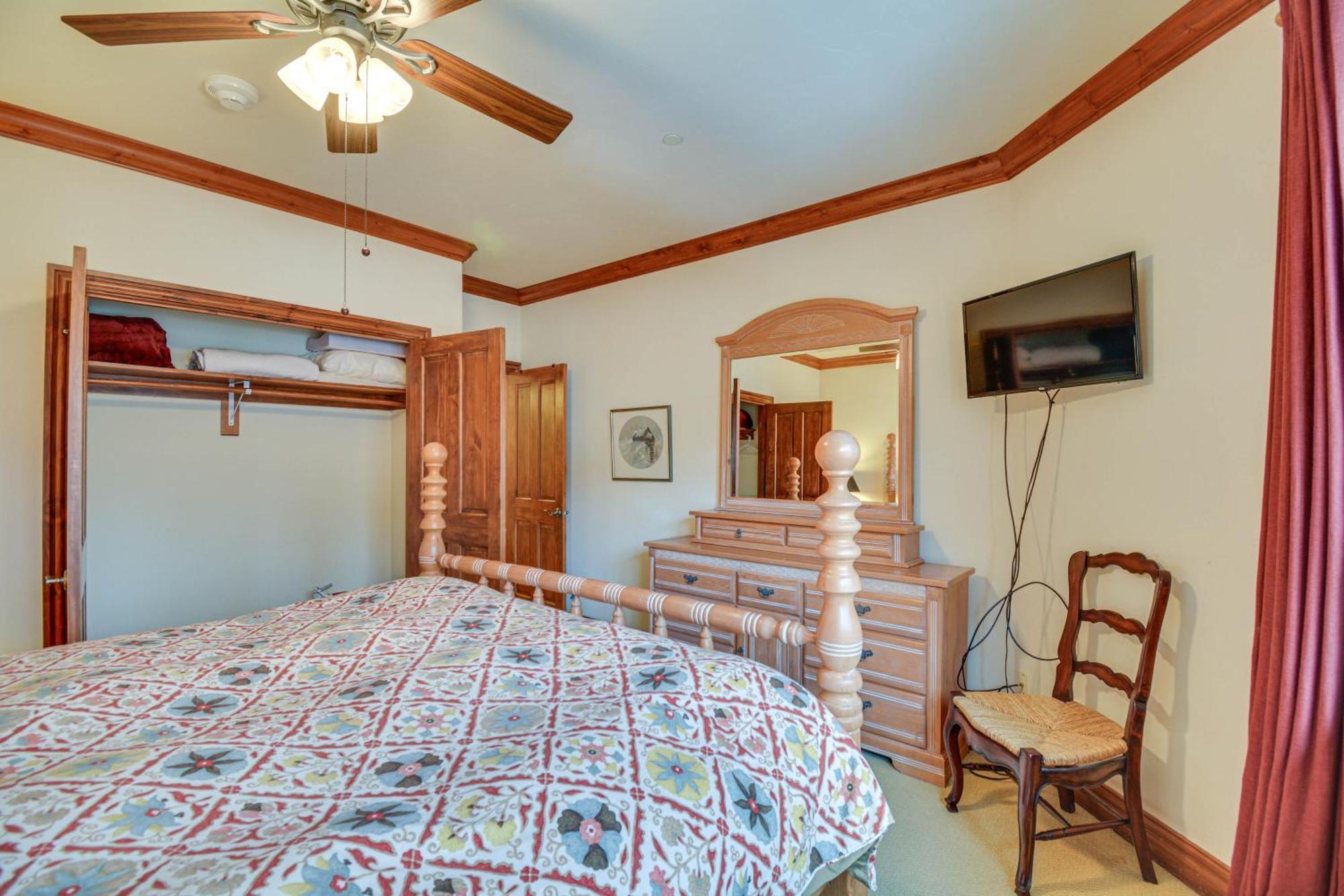 Apartment Cozy Retreat With Private Deck And Pool Access!