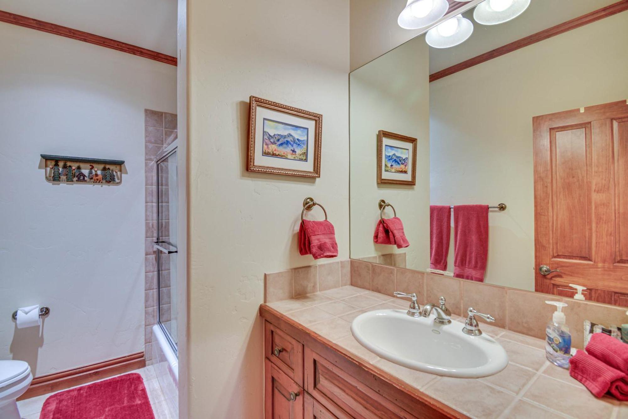Cozy Retreat With Private Deck And Pool Access! *