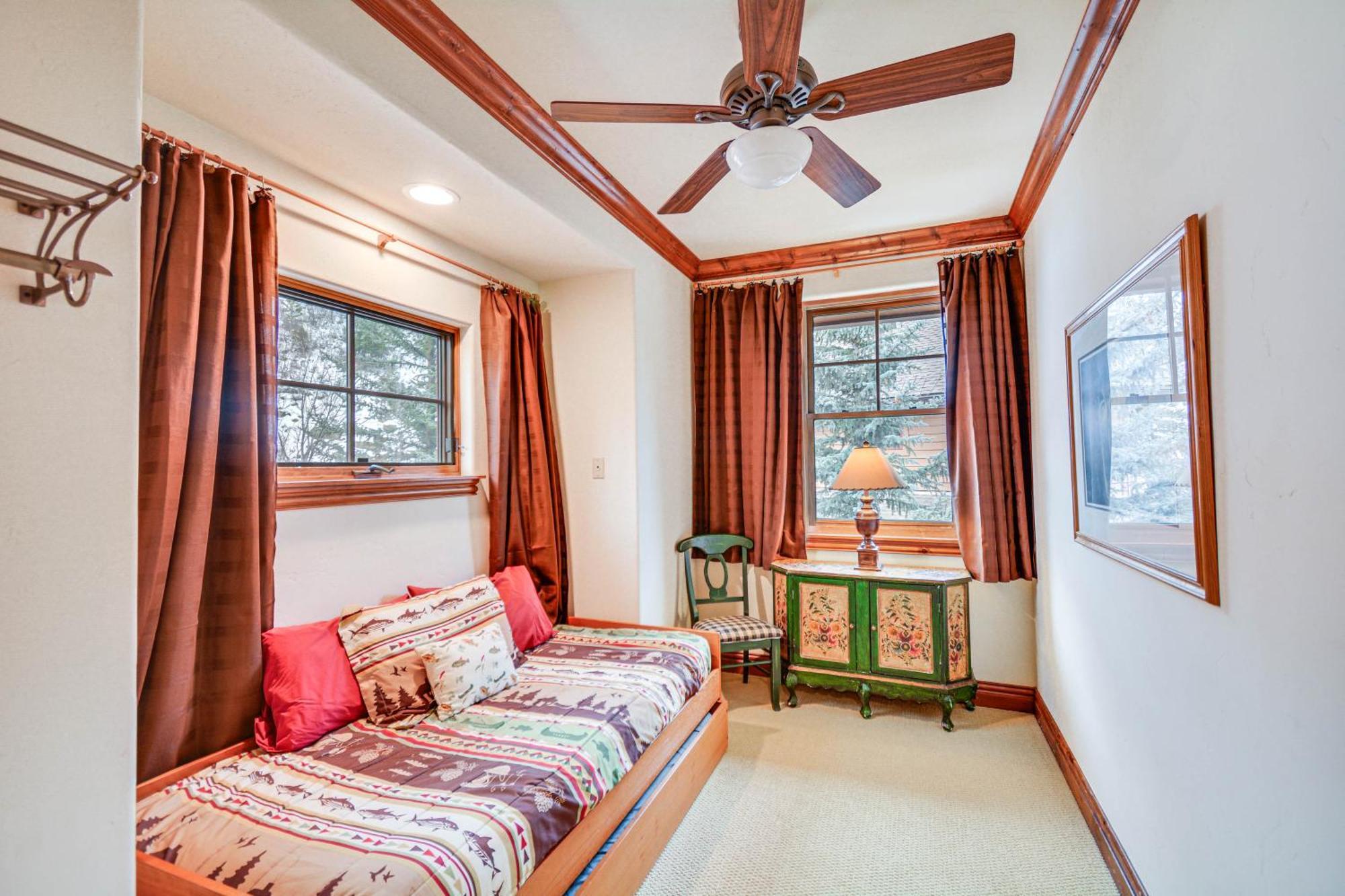 Cozy Retreat With Private Deck And Pool Access! * Avon