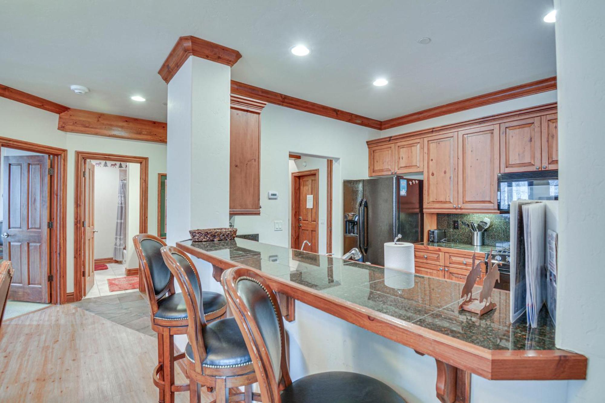 Apartment Cozy Retreat With Private Deck And Pool Access!