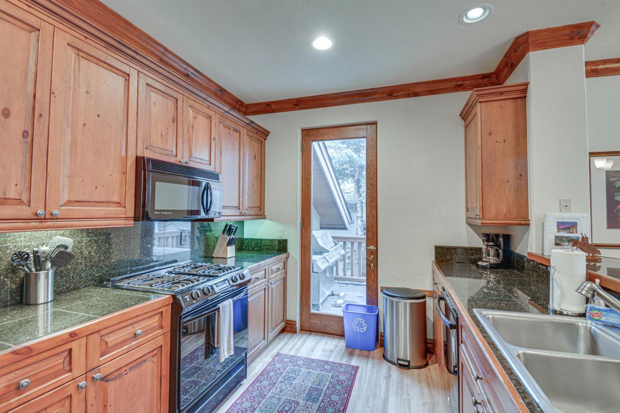 Apartment Cozy Retreat With Private Deck And Pool Access! *