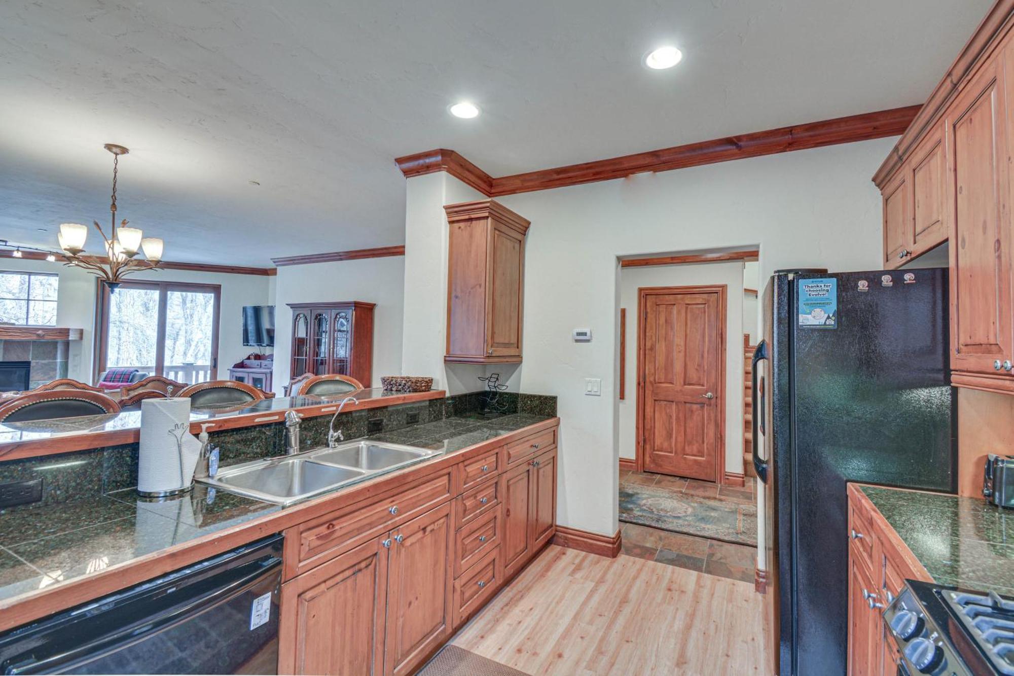 Apartment Cozy Retreat With Private Deck And Pool Access!