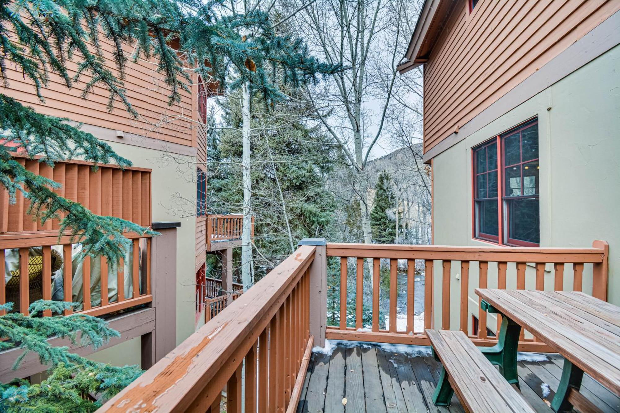 Apartment Cozy Retreat With Private Deck And Pool Access!