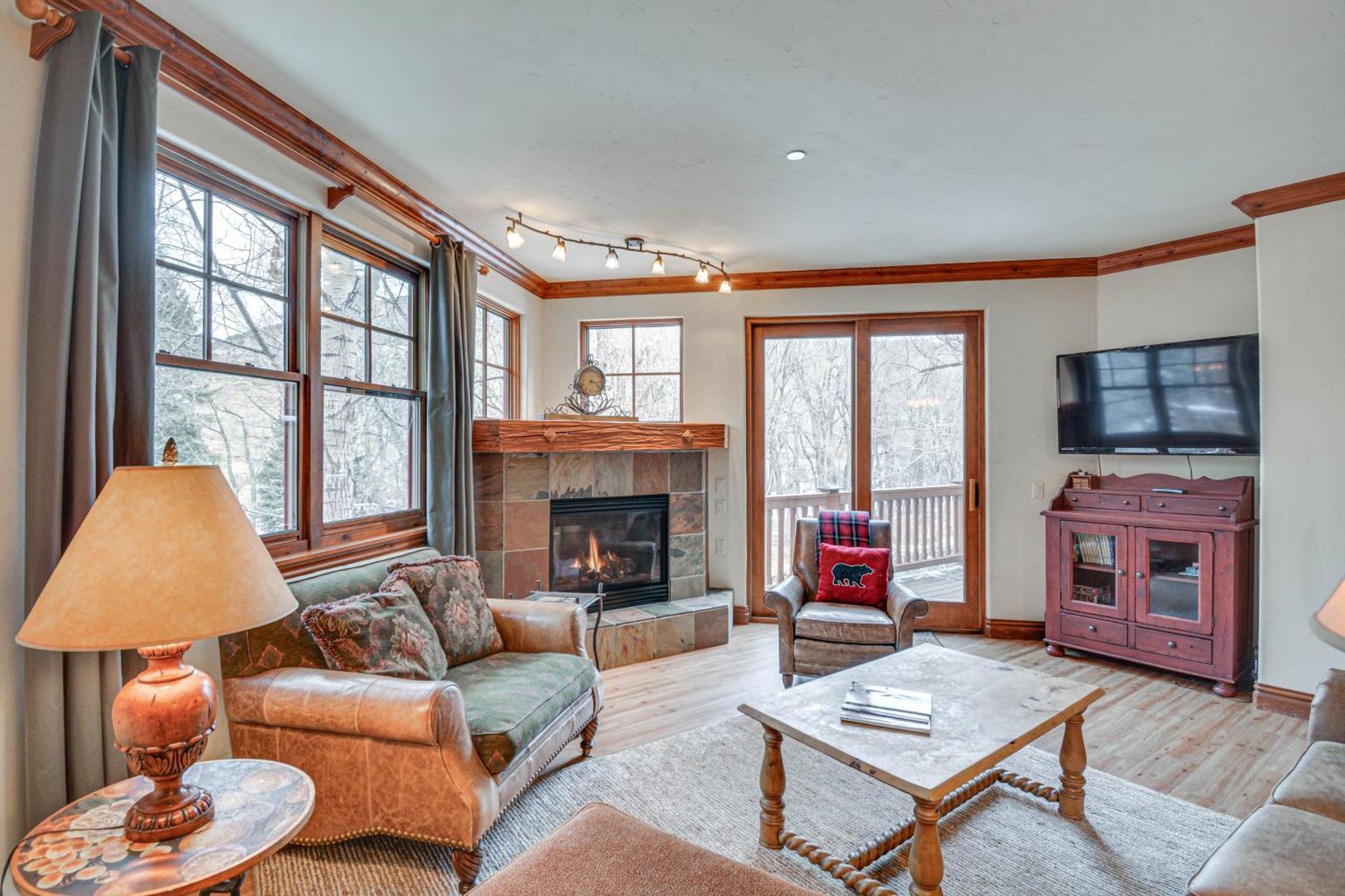 Apartment Cozy Retreat With Private Deck And Pool Access! Avon