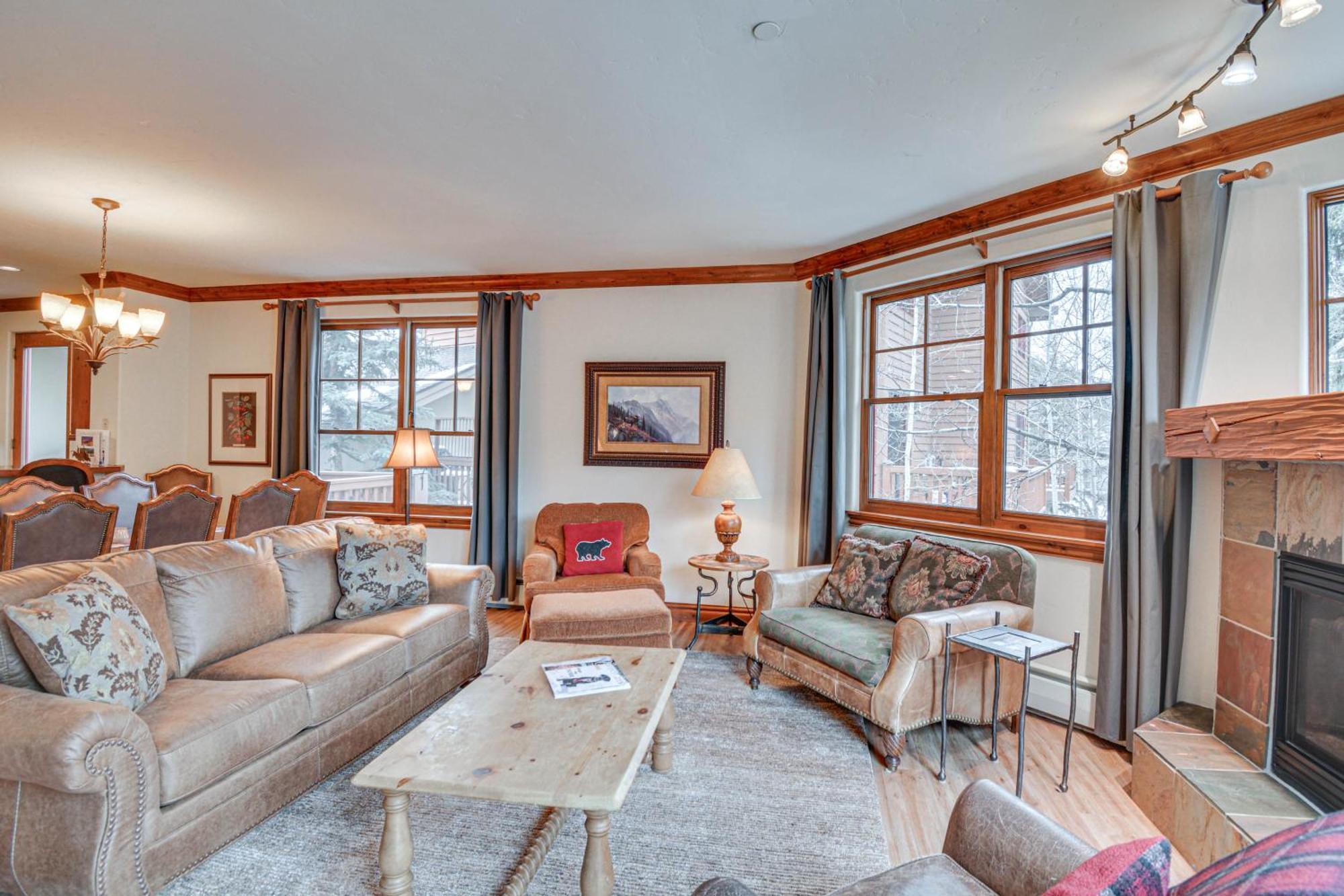Cozy Retreat With Private Deck And Pool Access!