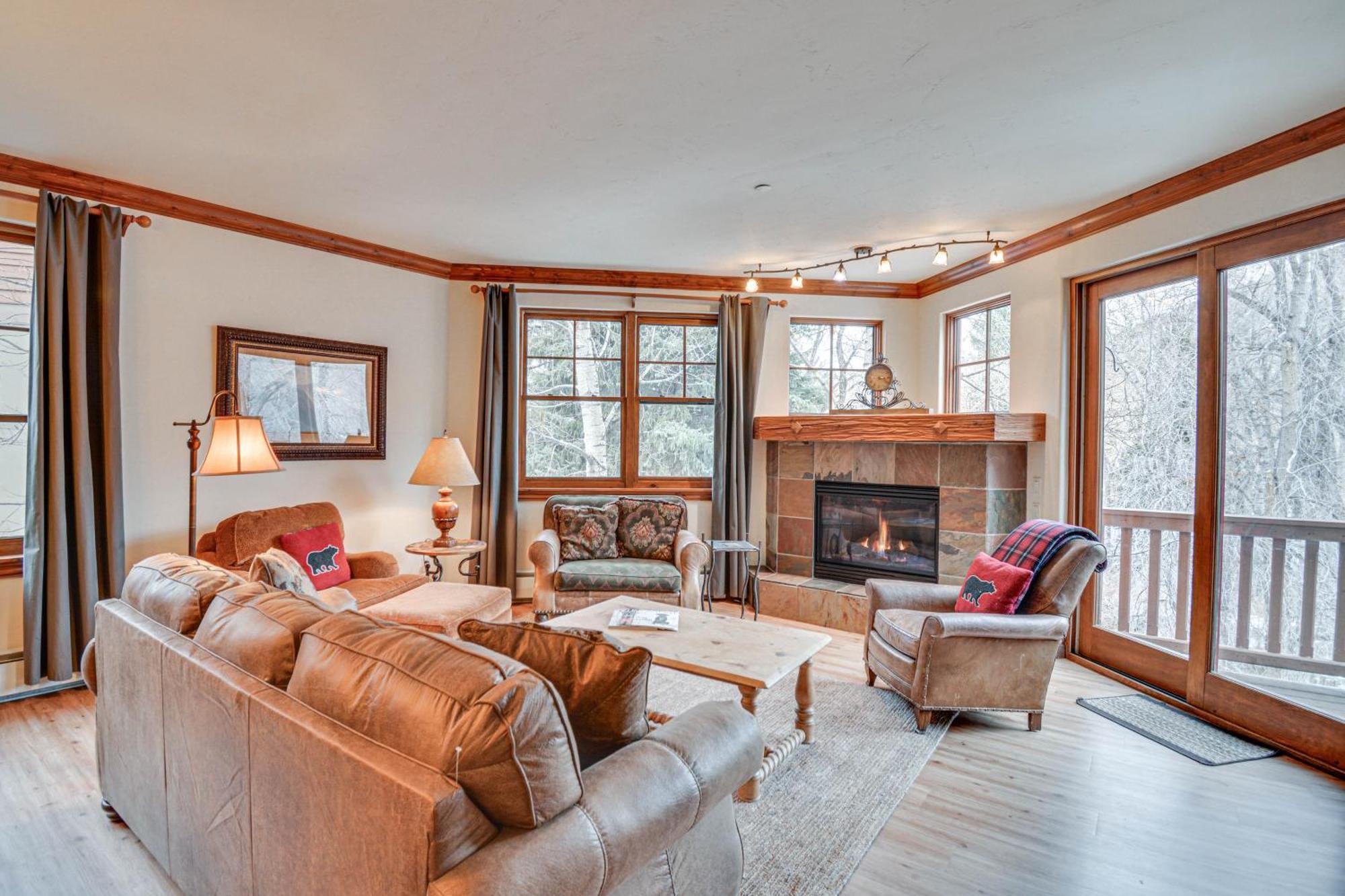 Cozy Retreat With Private Deck And Pool Access! Apartment Avon
