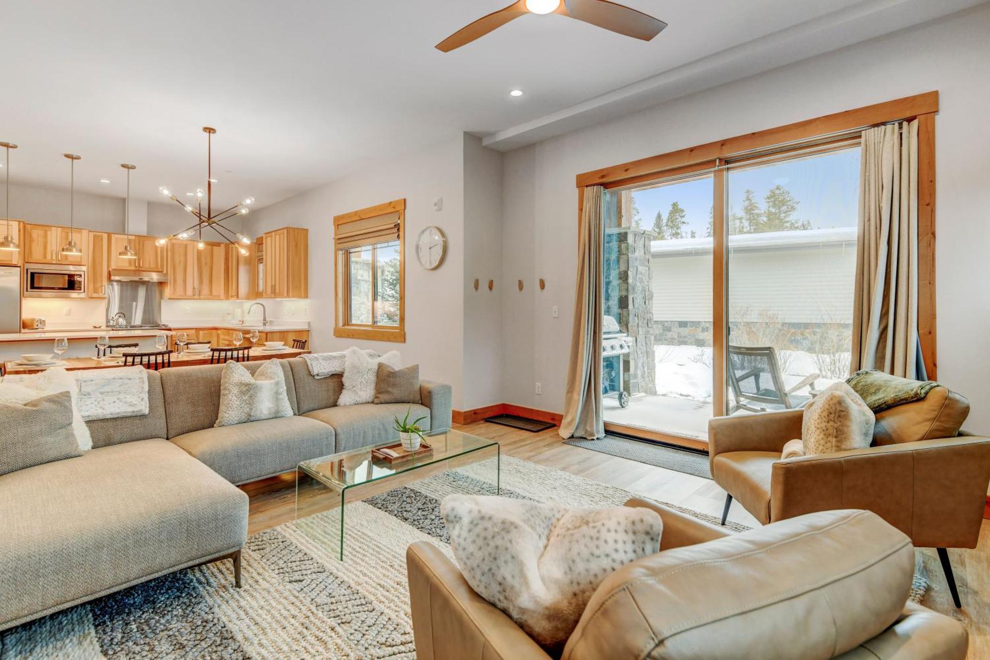 New Luxury B104 I Hot Tub I Great Views I Price I Free Activities Daily Fraser