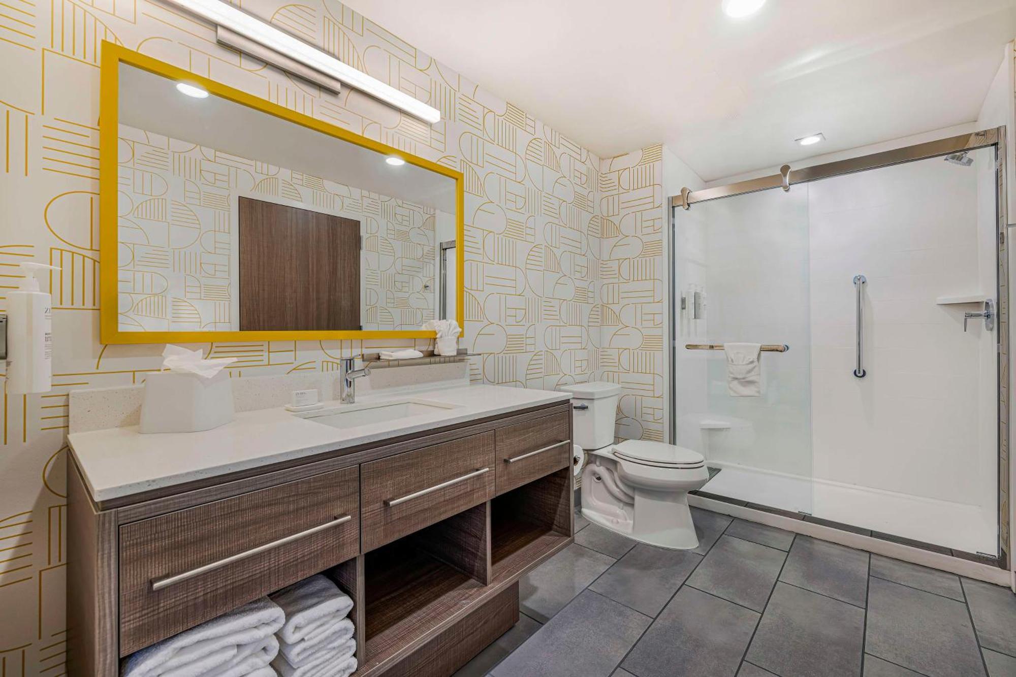 Home2 By Hilton Airport 3*