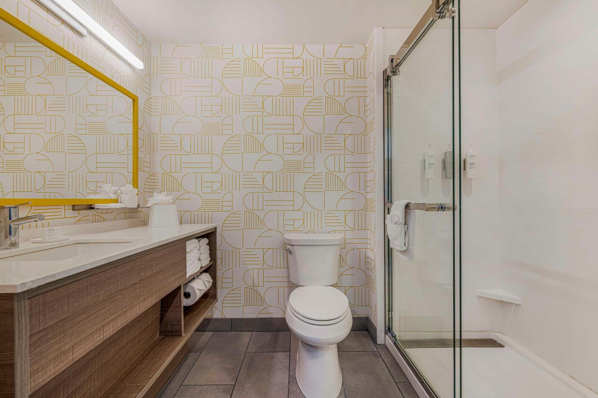 Home2 By Hilton Airport 3*