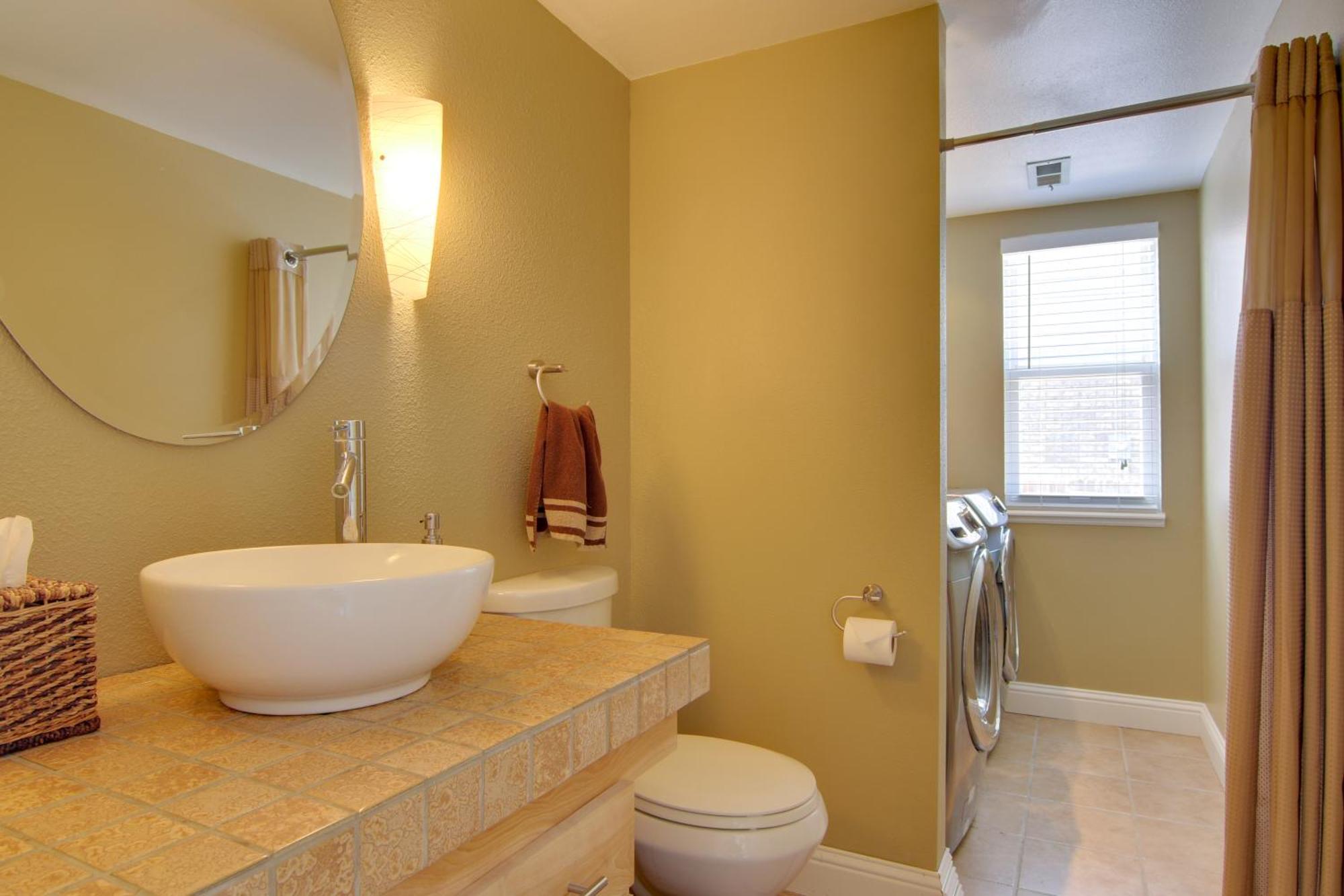 Cozy Abode 8 Mi To Downtown!