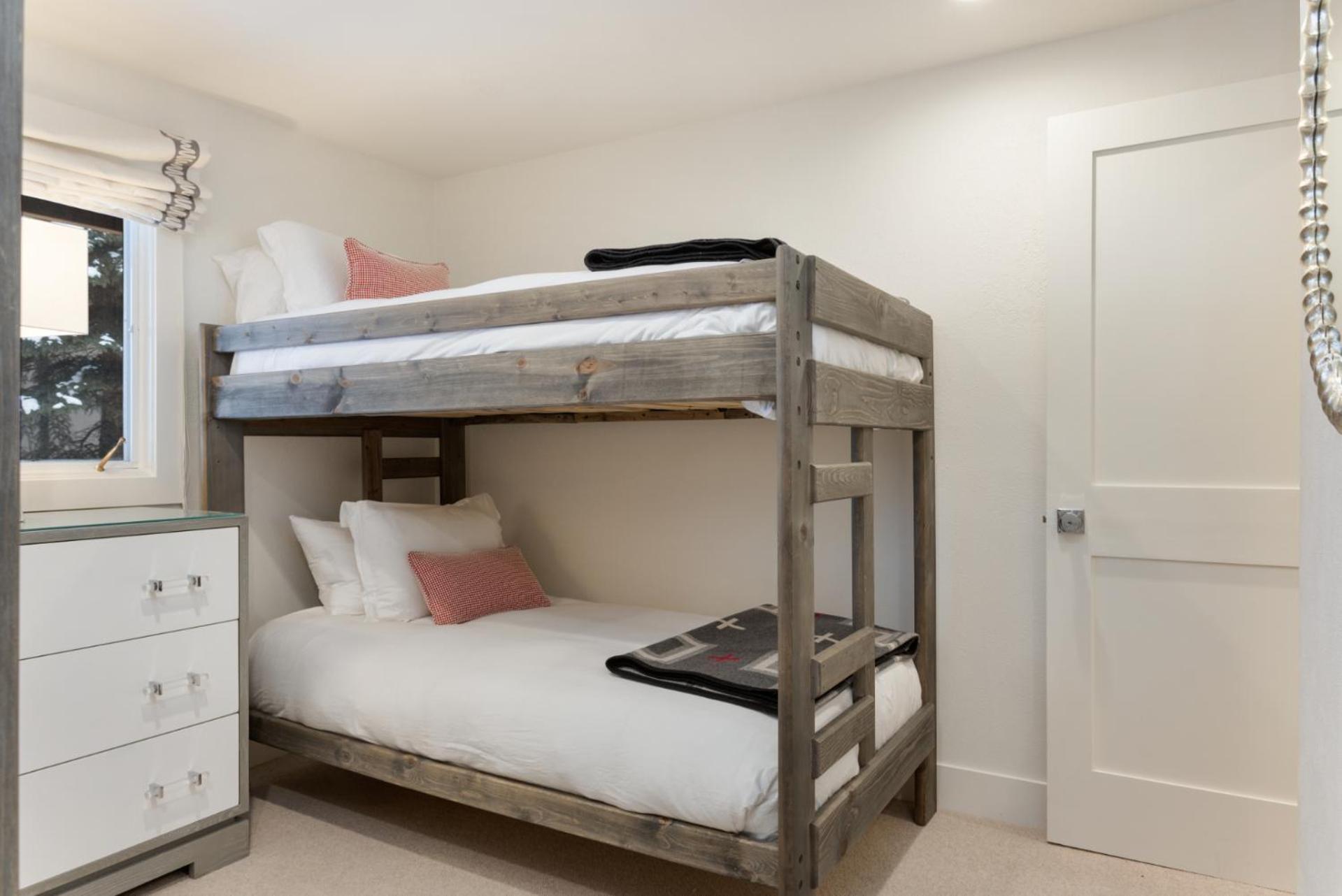 Novelle - Renovated, Chic Contemporary On Gore Creek With Hot Tub Holiday home *