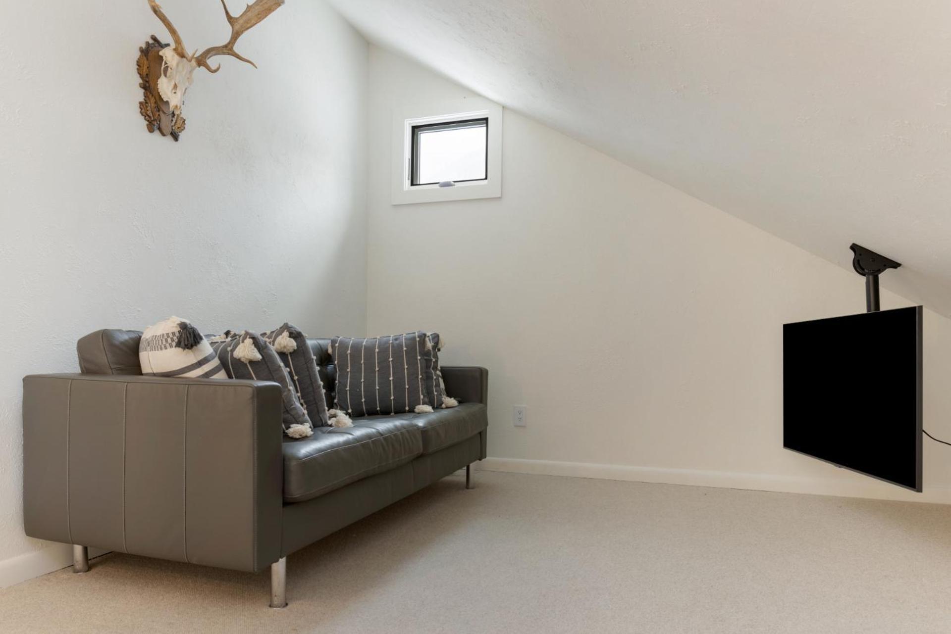 Novelle - Renovated, Chic Contemporary On Gore Creek With Hot Tub Holiday home Vail